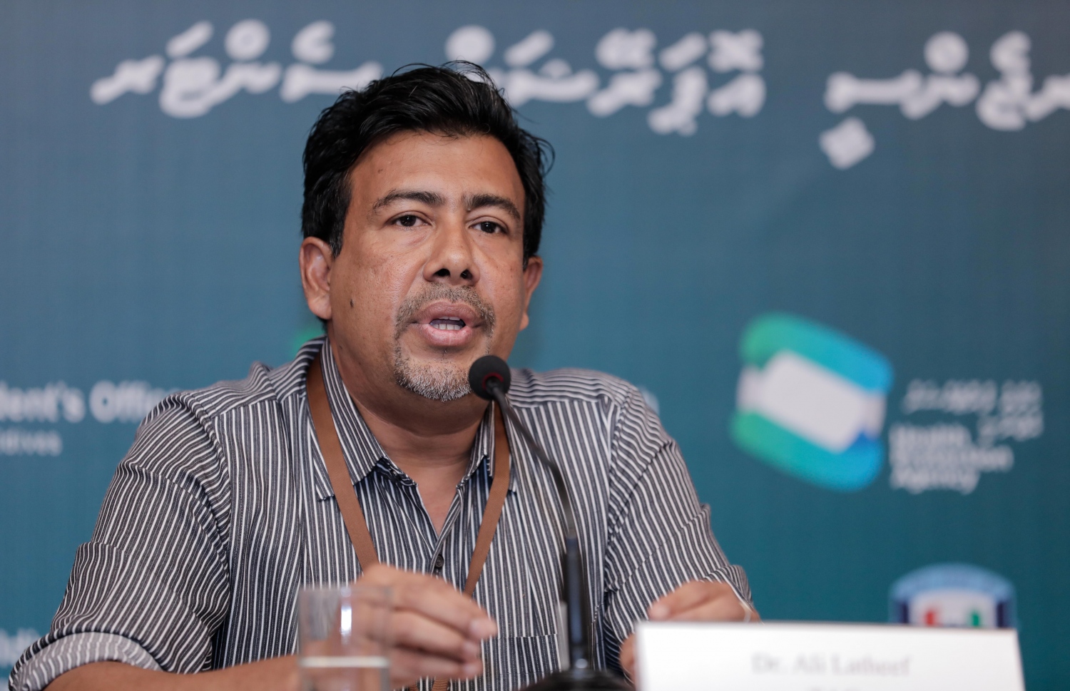 އެޗްއީއޯސީގެ މީޑިއާ ބްރީފިންގައި ޓެގް ޓީމުގެ ލީޑަރު ޑރ. އަލީ ލަތީފް ވާހަކަ ދައްކަވަނީ.--