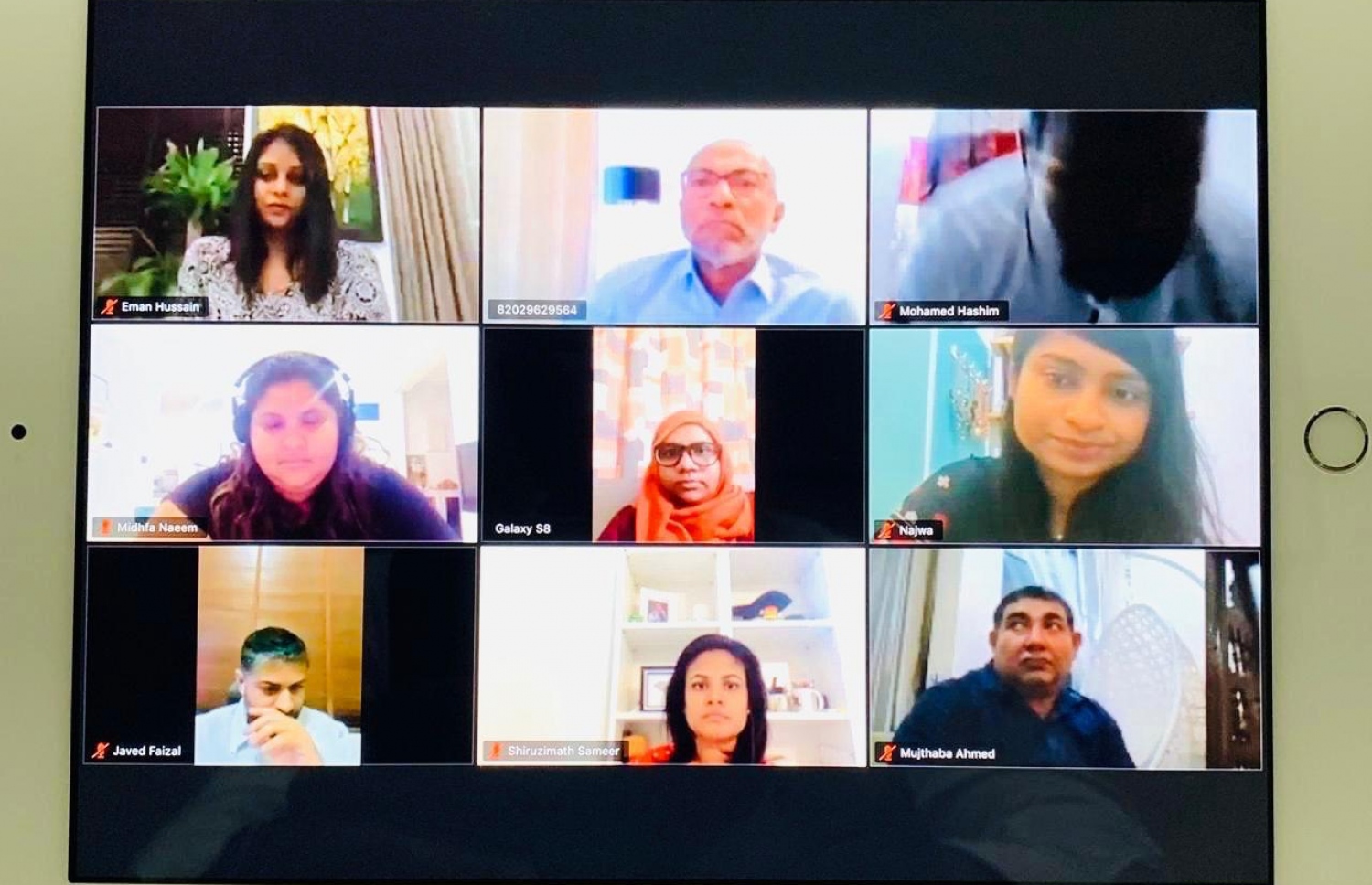 ފޮރިން މިނިސްޓްރީގެ މުވައްޒަފުން އޮންލައިންކޮށް ބޭއްވި ބައްދަލުވުމުގެ ބައެއް ބައިވެރިން. -- ފޮޓޯ: ފޮރިން މިނިސްޓްރީ