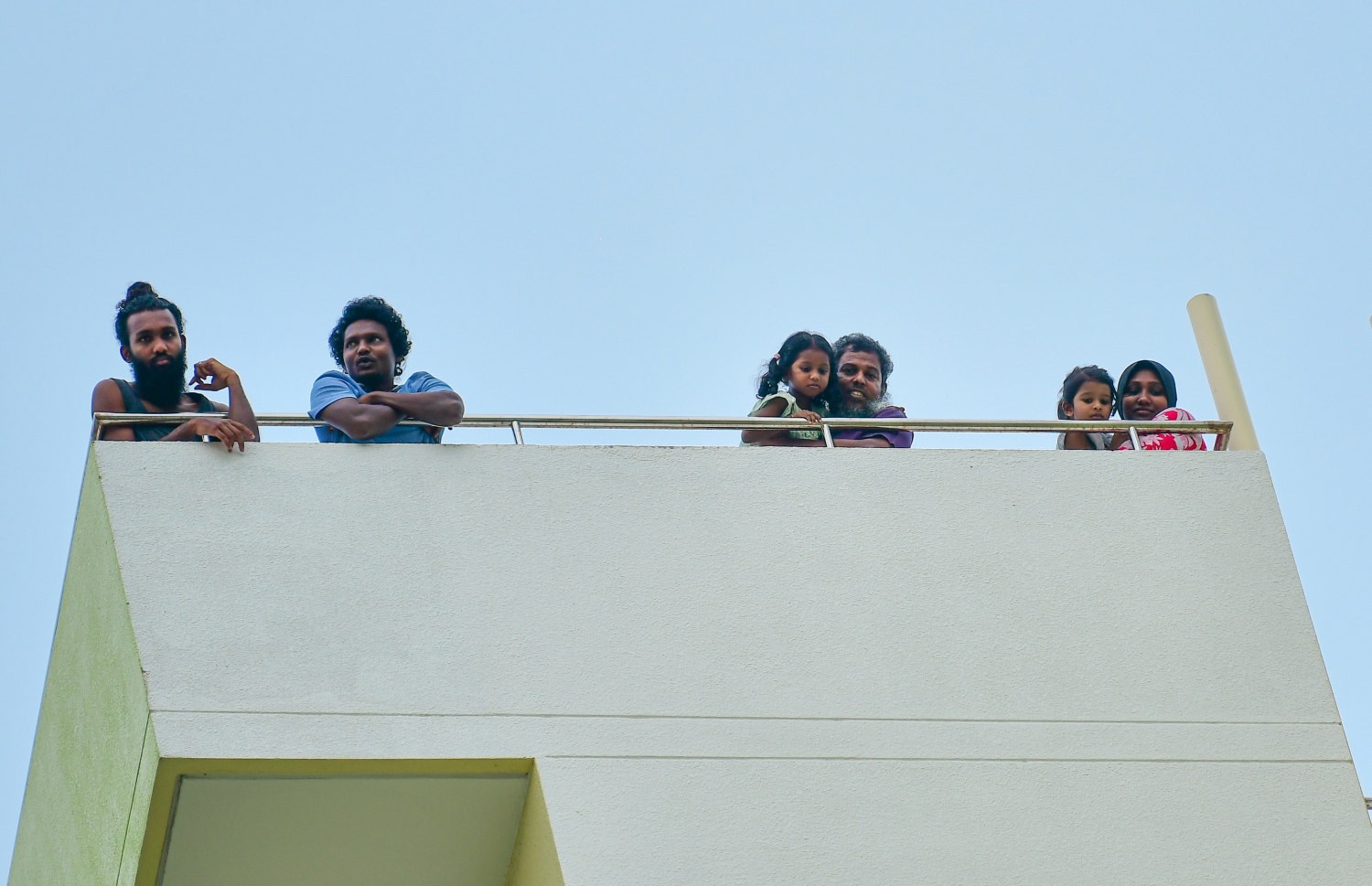 މާލެ: އޭޕްރިލް 24، 2020: މާލެއިން ގިނަ ބަޔަކު ކޮރޯނާ ވައިރަސް އަށް ޕޮޒިޓިވް ވުމާއި ގުޅިގެން މާލެ 14 ދުވަހަށް ލޮކްޑައުން ކުރުމުން، މިދިޔަ ރަމަޟާން މަހު އެއްވެސް މީހަކަށް ބޭރަށް ނުކުމެވެން ނެތުމުން ގިނަބަޔަކު ރޯދަ ކުރު ކުރުމަށް ބެލްކަނީގައި.-- ފޮޓޯ: އަހުމަދު އަވްޝަން /މިހާރު