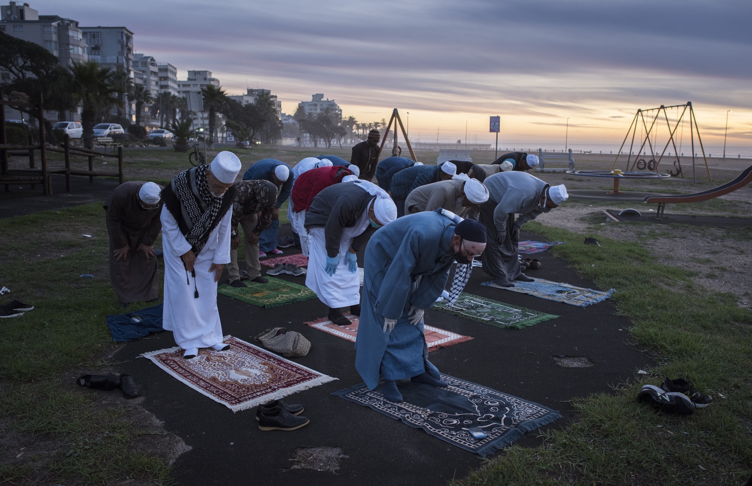 ރޯދަ އަށް ހަނދު ބެލުމުގެ ކުރިން ސައުތު އެފްރިކާގެ ކޭޕް ޓައުންގައި ބަޔަކު ހާމަތަނެއްގައި ބުރާސްފަތި ދުވަހުގެ ރޭ، ދުރުމިން ބަހައްޓައިގެން ނަމާދު ކުރަނީ --ފޮޓޯ:އޭއެފްޕީ