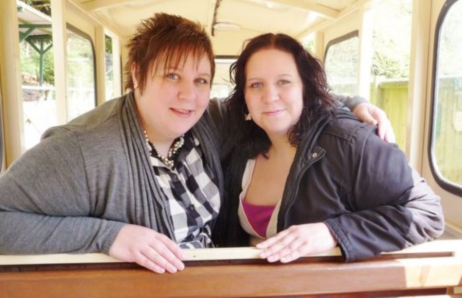 އިނގިރޭސި ވިލާތުގެ އެއްމާބަނޑު ދެބެނެ ކަމަށްވާ ކެޓީ (ވ) އާއި އެއްމާ. --ފޮޓޯ:ބީބީސީ