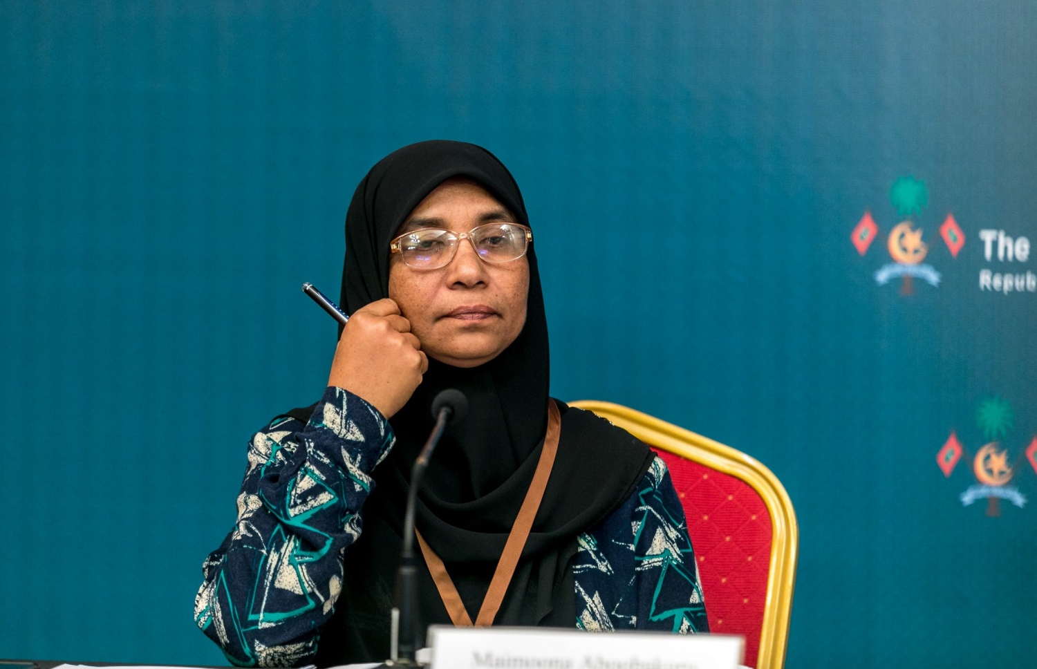 މިއަދުގެ މެންދުރުގެ މީޑިއާ ބްރީފިންގައި ޑިރެކްޓަ ޖެނެރަލް އޮފް ޕަބްލިކް ހެލްތު މައިމޫނާ، ނޫސްވެރިއެއްގެ ސުވާލު އަޑުއައްސަވަނީ.---ފޮޓޯ: ހެލްތު މިނިސްޓްރީ