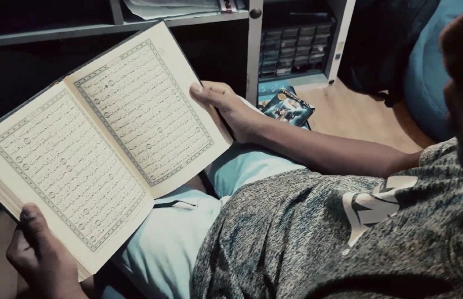 ދިރާގު ވިޑިއޯގައި މީހަކު ގުރުއާން ކިޔަވަނީ -- ފޮޓޯ: ދިރާގު