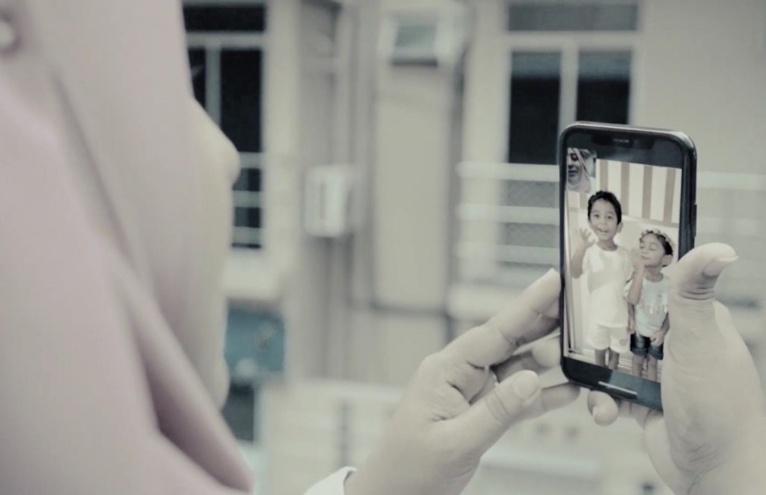 މަންމައަކު އޭނާގެ ދަރިންނާ ވީޑިއޯ ކޯލަކުން ވާހަކަ ދައްކަނީ -- ފޮޓޯ: ދިރާގު