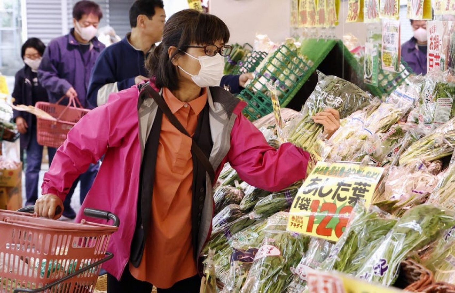 ޖަޕާނުގައި ބަޔަކު ބާޒާރުކުރަނީ.