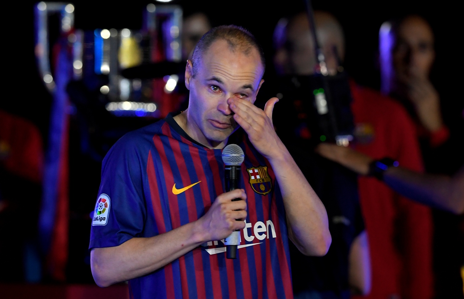 ބާސެލޯނާ ދޫކޮށްލުމުގެ ކުރިން އިނިއެސްޓާއާ އެކު ކްލަބްގެ ކުޅުންތެރިން ބޭއްވި އިވެންޓުގެ ތެރެއިން.-- ފޮޓޯ: އޭއެފްޕީ