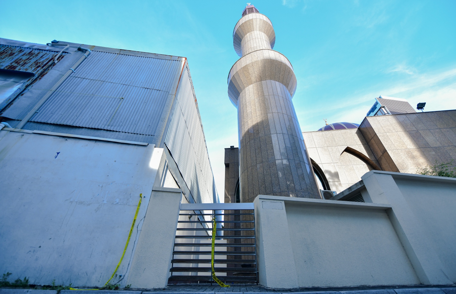 މާލެ: އޭޕްރިލް 20، 2020- ކޮރޯނާވައިރަސް ފެތުރުން ކޮންޓްރޯލް ކުރުމަށްޓަައި މިދިޔަ މަހުގެ 18 ން ފެށިގެން މާލޭގެ މިސްކިތްތަކުގައި ފަރުޟު ނަމާދާއި ހުކުރު ނަމާދު ޖަމާއަތުގައި ކުރުން މެދުކަނޑާލާފައި ވާތީ މިސްކިތަކަށް ނުވަދެވޭ ގޮތަށް ފުލުހުން ޓޭޕް ދަމާފައި: މި ގޮތަށް ޓޭޕް ނުދަމާ ހުރި ދުވަސްވަރު އިސްލާމިކް މިނިސްޓްރީގެ އެންގުމާ ޚިލާފަށް ބައެއް މީހުން މިސްކިތްތަކުގައި ނަމާދުކުރި.---ފޮޓޯ: އަހުމަދު އަވްޝަން/މިހާރު