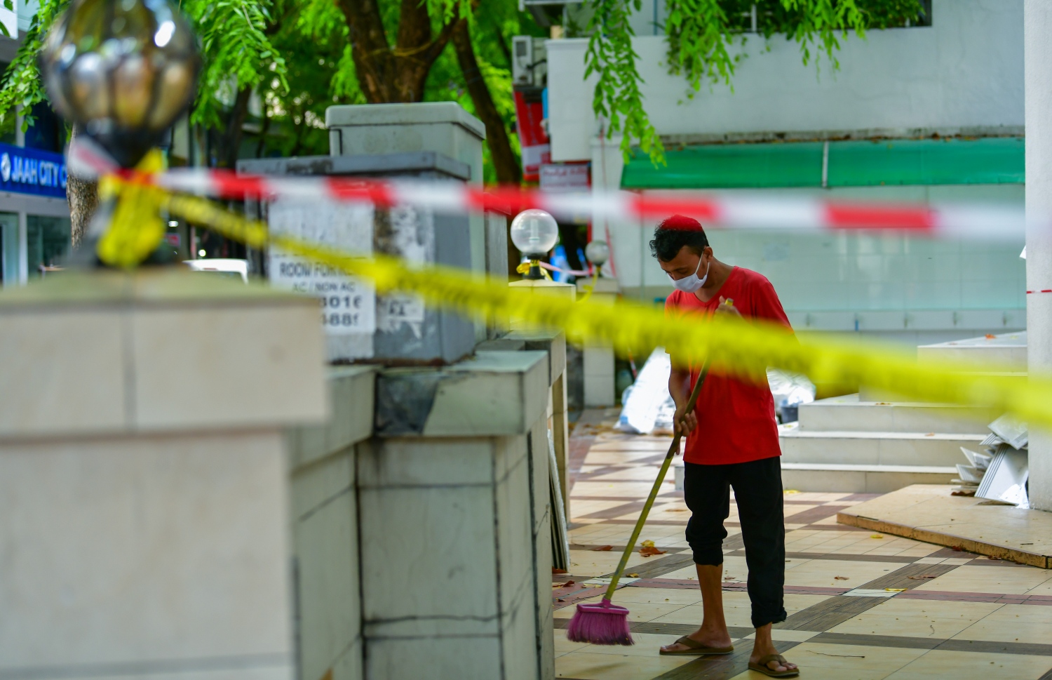 މާލެ: އޭޕްރިލް 20، 2020- ކޮރޯނާވައިރަސް ފެތުރުން ކޮންޓްރޯލް ކުރުމަށްޓަައި މިދިޔަ މަހުގެ 18 ން ފެށިގެން މާލޭގެ މިސްކިތްތަކުގައި ފަރުޟު ނަމާދާއި ހުކުރު ނަމާދު ޖަމާއަތުގައި ކުރުން މެދުކަނޑާލާފައި ވާތީ މިސްކިތަކަށް ނުވަދެވޭ ގޮތަށް ފުލުހުން ޓޭޕް ދަމާފައި ވާއިރު، އެ މިސްކިތް ސާފުކުރުމަށް މީހަކު ހަރަކާތްތެރިވަނީ: މި ގޮތަށް ޓޭޕް ނުދަމާ ހުރި ދުވަސްވަރު އިސްލާމިކް މިނިސްޓްރީގެ އެންގުމާ ޚިލާފަށް ބައެއް މީހުން މިސްކިތްތަކުގައި ނަމާދުކުރި.---ފޮޓޯ: އަހުމަދު އަވްޝަން/މިހާރު