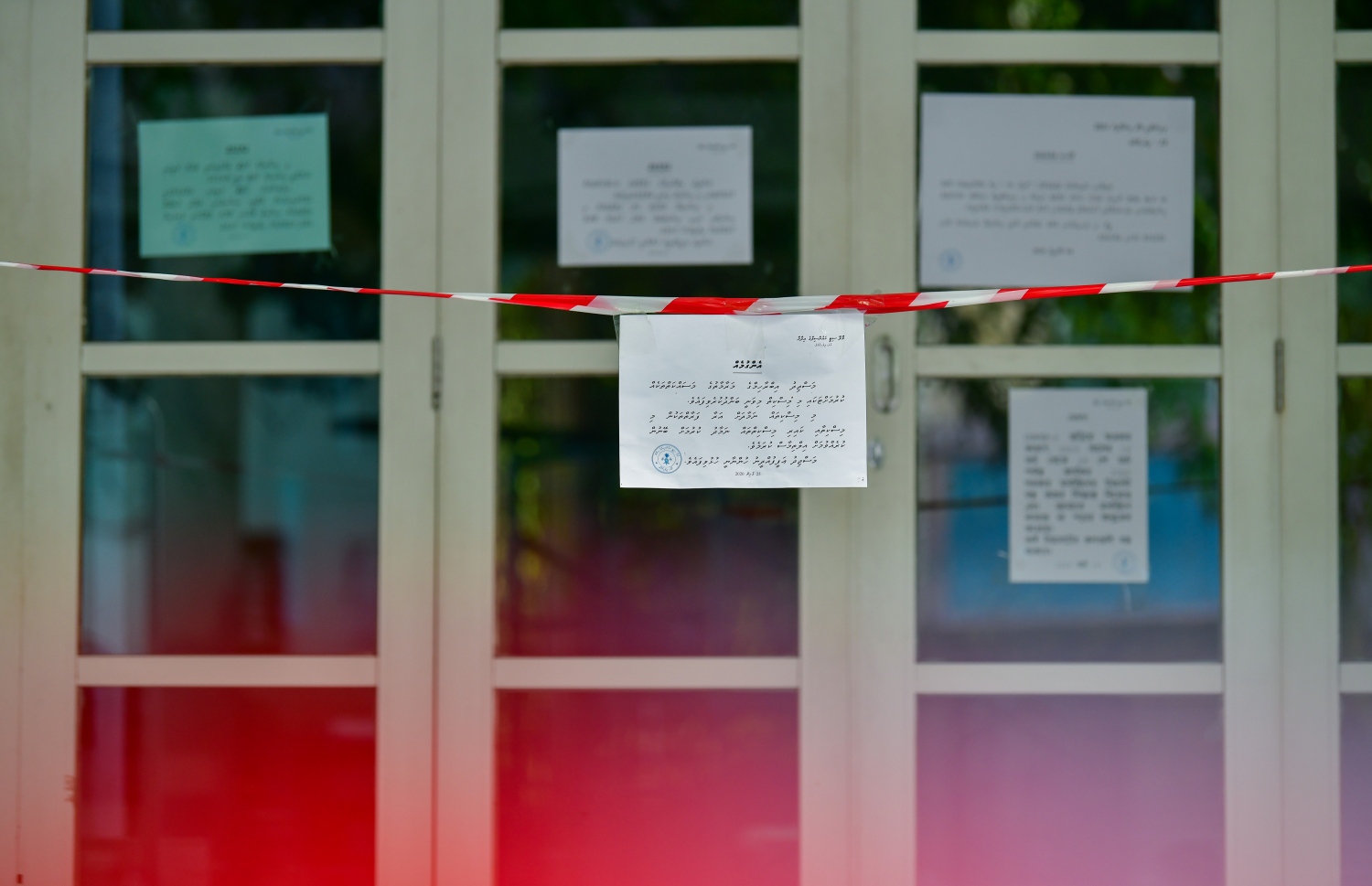 މާލެ: އޭޕްރިލް 20، 2020- ކޮރޯނާވައިރަސް ފެތުރުން ކޮންޓްރޯލް ކުރުމަށްޓަައި މިދިޔަ މަހުގެ 18 ން ފެށިގެން މާލޭގެ މިސްކިތްތަކުގައި ފަރުޟު ނަމާދާއި ހުކުރު ނަމާދު ޖަމާއަތުގައި ކުރުން މެދުކަނޑާލާފައި ވާތީ މިސްކިތަކަށް ނުވަދެވޭ ގޮތަށް ޓޭޕް ދަމާފައި: މި ގޮތަށް ޓޭޕް ނުދަމާ ހުރި ދުވަސްވަރު އިސްލާމިކް މިނިސްޓްރީގެ އެންގުމާ ޚިލާފަށް ބައެއް މީހުން މިސްކިތްތަކުގައި ނަމާދުކުރި.---ފޮޓޯ: އަހުމަދު އަވްޝަން/މިހާރު