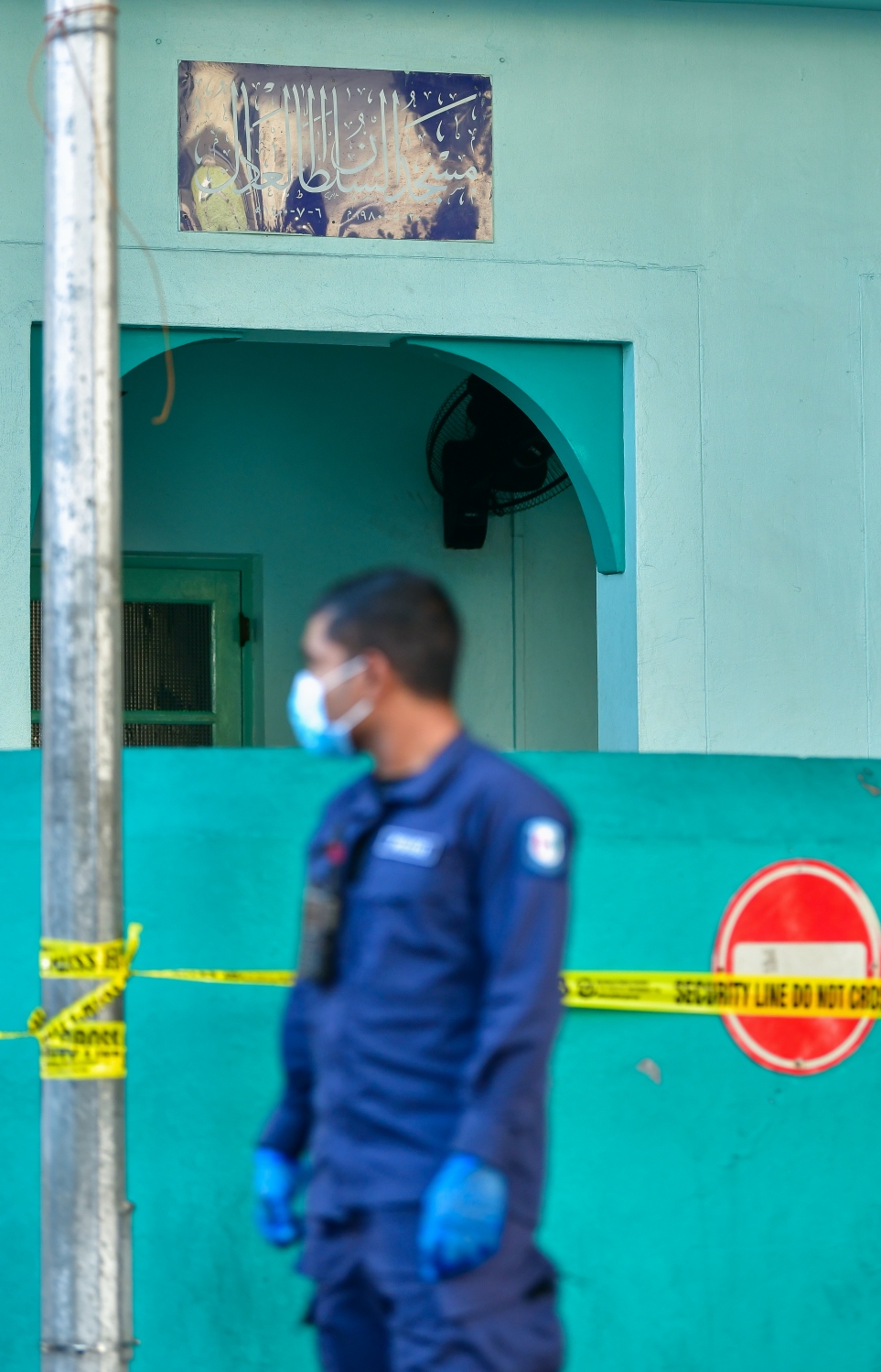 މާލެ: އޭޕްރިލް 20، 2020- ކޮރޯނާވައިރަސް ފެތުރުން ކޮންޓްރޯލް ކުރުމަށްޓަައި މިދިޔަ މަހުގެ 18 ން ފެށިގެން މާލޭގެ މިސްކިތްތަކުގައި ފަރުޟު ނަމާދާއި ހުކުރު ނަމާދު ޖަމާއަތުގައި ކުރުން މެދުކަނޑާލާފައި ވާތީ މިސްކިތަކަށް ނުވަދެވޭ ގޮތަށް ފުލުހުން ޓޭޕް ދަމާފައި ވާއިރު، އެ މިސްކިތް ކައިރީގައި ފުލުހަކު މަޑުކޮށްލައިގެން: މި ގޮތަށް ޓޭޕް ނުދަމާ ހުރި ދުވަސްވަރު އިސްލާމިކް މިނިސްޓްރީގެ އެންގުމާ ޚިލާފަށް ބައެއް މީހުން މިސްކިތްތަކުގައި ނަމާދުކުރި.---ފޮޓޯ: އަހުމަދު އަވްޝަން/މިހާރު