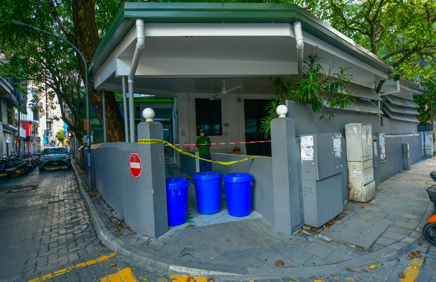 މާލެ: އޭޕްރިލް 20، 2020- ކޮރޯނާވައިރަސް ފެތުރުން ކޮންޓްރޯލް ކުރުމަށްޓަައި މިދިޔަ މަހުގެ 18 ން ފެށިގެން މާލޭގެ މިސްކިތްތަކުގައި ފަރުޟު ނަމާދާއި ހުކުރު ނަމާދު ޖަމާއަތުގައި ކުރުން މެދުކަނޑާލާފައި ވާތީ މިސްކިތަކަށް ނުވަދެވޭ ގޮތަށް ފުލުހުން ޓޭޕް ދަމާފައި: މި ގޮތަށް ޓޭޕް ނުދަމާ ހުރި ދުވަސްވަރު އިސްލާމިކް މިނިސްޓްރީގެ އެންގުމާ ޚިލާފަށް ބައެއް މީހުން މިސްކިތްތަކުގައި ނަމާދުކުރި.---ފޮޓޯ: އަހުމަދު އަވްޝަން/މިހާރު