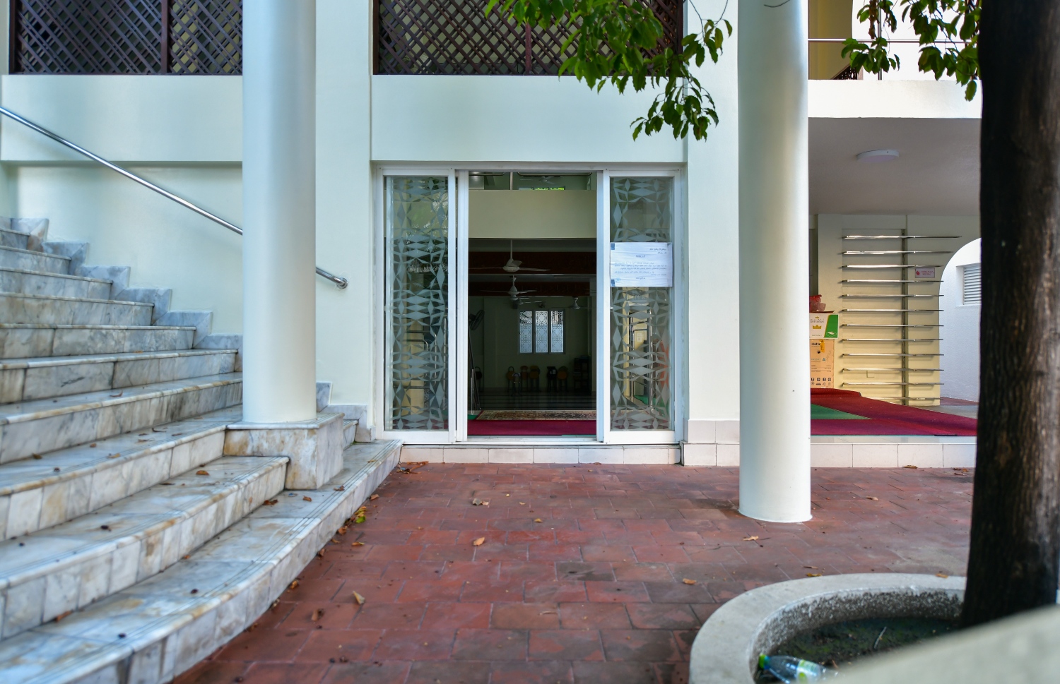 މާލެ: އޭޕްރިލް 20، 2020- މަޝްހޫރު ނަމުން ނަމަ "ވިޔަފާރިވެރިންގެ މިސްކިތް": ކޮރޯނާވައިރަސް ފެތުރުން ކޮންޓްރޯލް ކުރުމަށްޓަކައި މިދިޔަ މަހުގެ 18 ން ފެށިގެން މާލޭގެ މިސްކިތްތަކުގައި ފަރުޟު ނަމާދާއި ހުކުރު ނަމާދު ޖައާއަތުގައި ކުރުން ވަނީ މެދުކަނޑާލާފައި. މާލޭގެ އިތުރުން ރާއްޖޭގެ ހުރިހާ މިސްކިތެއްގައި ވެސް މި މަހުގެ ނިޔަލަށް އެގޮތަށް އަމަލުކުރަން ރާއްޖޭގެ ދީނީ އިލްމުވެރިންގެ ލަފާގެ މަތިން އިސްލާމިކް މިނިސްޓްރީން ވަނީ ނިންމާފައި. ސިއްހީ މާހިރު ވިދާޅުވާ ގޮތުގައި ކޮރޯނާވައިރަސް އެންމެ ބޮޑަށް ފެތުރެނީ ގިނަ ބަޔަކު އެއް ތަނަކަށް އެއްވުމުން ކަމަށް. އިސްލާމިކް މިނިސްޓްރީން އެ ފިޔަވަޅު އެޅި ސަބަބަކީ އެއީ.---ފޮޓޯ: އަހުމަދު އަވްޝަން/މިހާރު