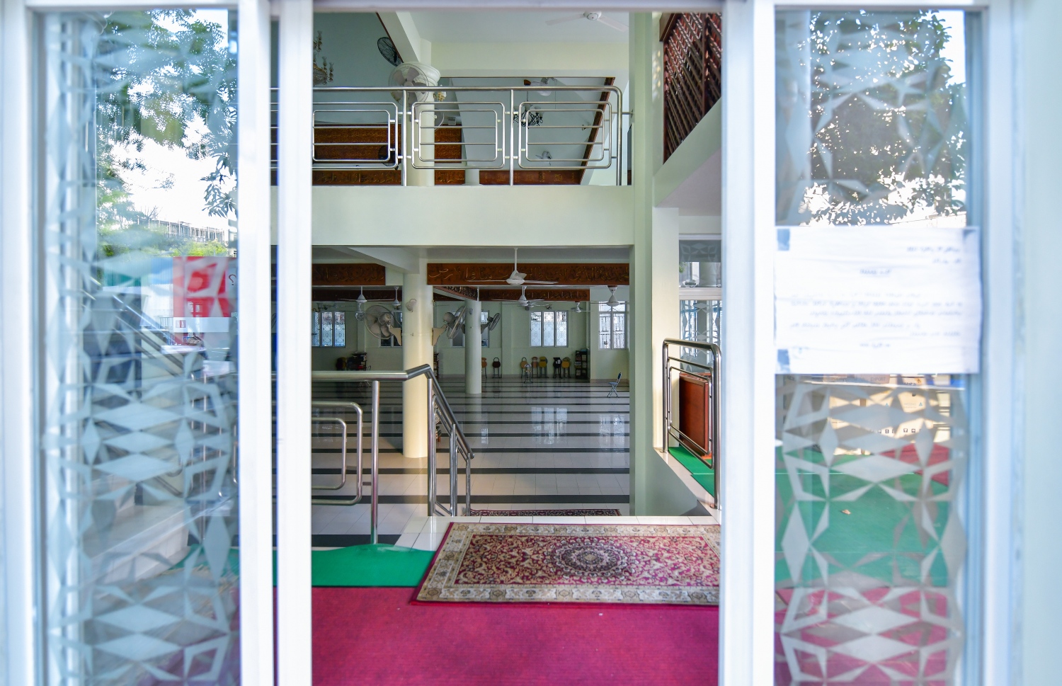 މާލެ: އޭޕްރިލް 20، 2020- ކޮރޯނާވައިރަސް ފެތުރުން ކޮންޓްރޯލް ކުރުމަށްޓަކައި މިދިޔަ މަހުގެ 18 ން ފެށިގެން މާލޭގެ މިސްކިތްތަކުގައި ފަރުޟު ނަމާދާއި ހުކުރު ނަމާދު ޖައާއަތުގައި ކުރުން ވަނީ މެދުކަނޑާލާފައި. މާލޭގެ އިތުރުން ރާއްޖޭގެ ހުރިހާ މިސްކިތެއްގައި ވެސް މި މަހުގެ ނިޔަލަށް އެގޮތަށް އަމަލުކުރަން ރާއްޖޭގެ ދީނީ އިލްމުވެރިންގެ ލަފާގެ މަތިން އިސްލާމިކް މިނިސްޓްރީން ވަނީ ނިންމާފައި. ސިއްހީ މާހިރު ވިދާޅުވާ ގޮތުގައި ކޮރޯނާވައިރަސް އެންމެ ބޮޑަށް ފެތުރެނީ ގިނަ ބަޔަކު އެއް ތަނަކަށް އެއްވުމުން ކަމަށް. އިސްލާމިކް މިނިސްޓްރީން އެ ފިޔަވަޅު އެޅި ސަބަބަކީ އެއީ.---ފޮޓޯ: އަހުމަދު އަވްޝަން/މިހާރު