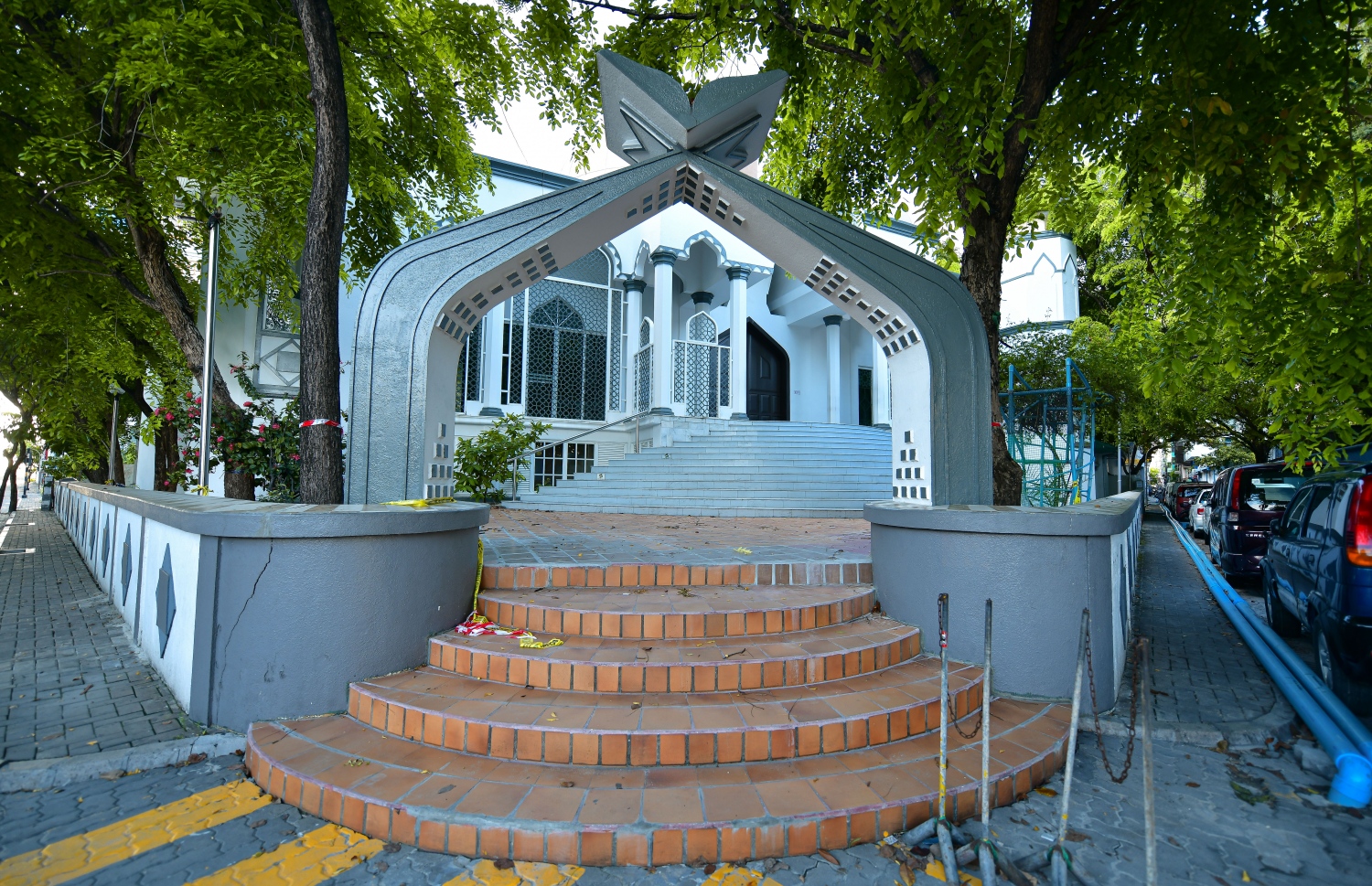 މާލެ: އޭޕްރިލް 20، 2020- މަޝްހޫރު ނަމުން ނަމަ "ވިޔަފާރިވެރިންގެ މިސްކިތް": ކޮރޯނާވައިރަސް ފެތުރުން ކޮންޓްރޯލް ކުރުމަށްޓަކައި މިދިޔަ މަހުގެ 18 ން ފެށިގެން މާލޭގެ މިސްކިތްތަކުގައި ފަރުޟު ނަމާދާއި ހުކުރު ނަމާދު ޖައާއަތުގައި ކުރުން ވަނީ މެދުކަނޑާލާފައި. މާލޭގެ އިތުރުން ރާއްޖޭގެ ހުރިހާ މިސްކިތެއްގައި ވެސް މި މަހުގެ ނިޔަލަށް އެގޮތަށް އަމަލުކުރަން ރާއްޖޭގެ ދީނީ އިލްމުވެރިންގެ ލަފާގެ މަތިން އިސްލާމިކް މިނިސްޓްރީން ވަނީ ނިންމާފައި. ސިއްހީ މާހިރު ވިދާޅުވާ ގޮތުގައި ކޮރޯނާވައިރަސް އެންމެ ބޮޑަށް ފެތުރެނީ ގިނަ ބަޔަކު އެއް ތަނަކަށް އެއްވުމުން ކަމަށް. އިސްލާމިކް މިނިސްޓްރީން އެ ފިޔަވަޅު އެޅި ސަބަބަކީ އެއީ.---ފޮޓޯ: އަހުމަދު އަވްޝަން/މިހާރު