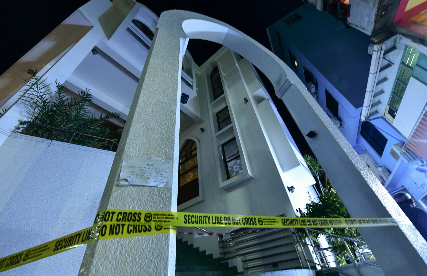 މާލެ: އޭޕްރިލް 20، 2020- ކޮރޯނާވައިރަސް ފެތުރުން ކޮންޓްރޯލް ކުރުމަށްޓަައި މިދިޔަ މަހުގެ 18 ން ފެށިގެން މާލޭގެ މިސްކިތްތަކުގައި ފަރުޟު ނަމާދާއި ހުކުރު ނަމާދު ޖަމާއަތުގައި ކުރުން މެދުކަނޑާލާފައި ވާތީ މިސްކިތަކަށް ނުވަދެވޭ ގޮތަށް ފުލުހުން ޓޭޕް ދަމާފައި: މި ގޮތަށް ޓޭޕް ނުދަމާ ހުރި ދުވަސްވަރު އިސްލާމިކް މިނިސްޓްރީގެ އެންގުމާ ޚިލާފަށް ބައެއް މީހުން މިސްކިތްތަކުގައި ނަމާދުކުރި.---ފޮޓޯ: އަހުމަދު އަވްޝަން/މިހާރު