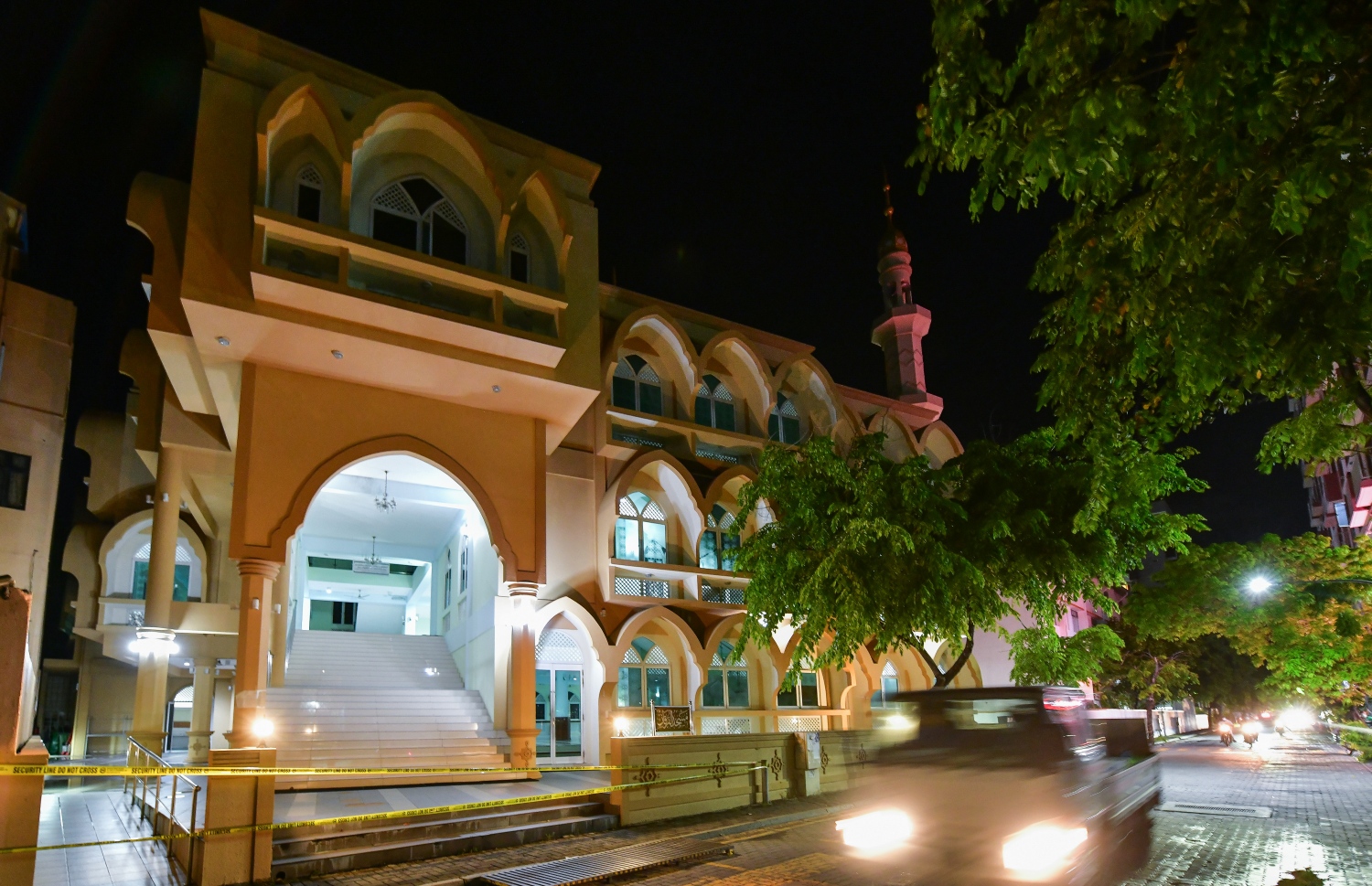 މާލެ: އޭޕްރިލް 20، 2020- ކޮރޯނާވައިރަސް ފެތުރުން ކޮންޓްރޯލް ކުރުމަށްޓަައި މިދިޔަ މަހުގެ 18 ން ފެށިގެން މާލޭގެ މިސްކިތްތަކުގައި ފަރުޟު ނަމާދާއި ހުކުރު ނަމާދު ޖަމާއަތުގައި ކުރުން މެދުކަނޑާލާފައި ވާތީ މިސްކިތަކަށް ނުވަދެވޭ ގޮތަށް ފުލުހުން ޓޭޕް ދަމާފައި: މި ގޮތަށް ޓޭޕް ނުދަމާ ހުރި ދުވަސްވަރު އިސްލާމިކް މިނިސްޓްރީގެ އެންގުމާ ޚިލާފަށް ބައެއް މީހުން މިސްކިތްތަކުގައި ނަމާދުކުރި.---ފޮޓޯ: އަހުމަދު އަވްޝަން/މިހާރު