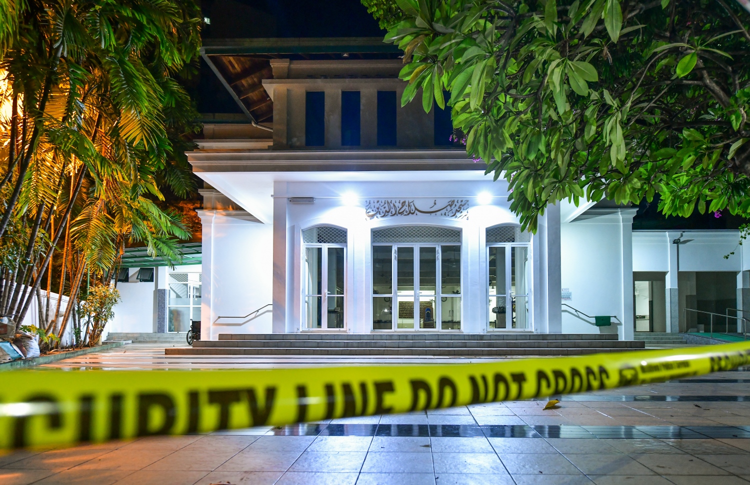 މާލެ: އޭޕްރިލް 20، 2020- ކޮރޯނާވައިރަސް ފެތުރުން ކޮންޓްރޯލް ކުރުމަށްޓަައި މިދިޔަ މަހުގެ 18 ން ފެށިގެން މާލޭގެ މިސްކިތްތަކުގައި ފަރުޟު ނަމާދާއި ހުކުރު ނަމާދު ޖަމާއަތުގައި ކުރުން މެދުކަނޑާލާފައި ވާތީ މިސްކިތަކަށް ނުވަދެވޭ ގޮތަށް ފުލުހުން ޓޭޕް ދަމާފައި: މި ގޮތަށް ޓޭޕް ނުދަމާ ހުރި ދުވަސްވަރު އިސްލާމިކް މިނިސްޓްރީގެ އެންގުމާ ޚިލާފަށް ބައެއް މީހުން މިސްކިތްތަކުގައި ނަމާދުކުރި.---ފޮޓޯ: އަހުމަދު އަވްޝަން/މިހާރު