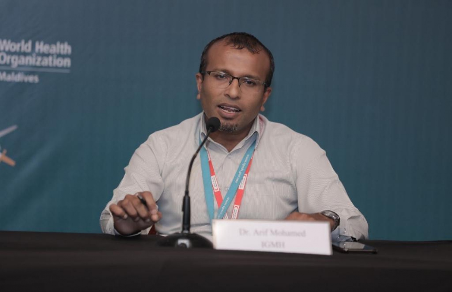 މިއަދުގެ މެންދުރުގެ މީޑިއާ ބްރީފިންގައި ޑރ. އާރިފް ވާހަކަ ދައްކަވަނީ.