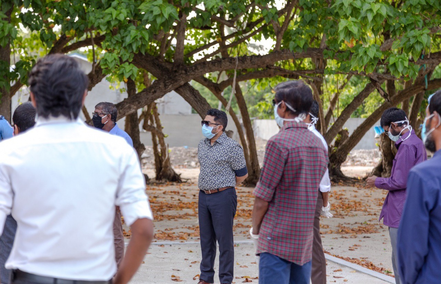 މިނިސްޓަރު އަމީން ނަރުދު އަށް މިއަދު ވަޑައިގެން އެ ރަށުގެ އިސްބޭފުޅުންނާ ބައްދަލުކުރައްވައި ހާލަތު އޮޅުން ފިލުއްވަނީ.