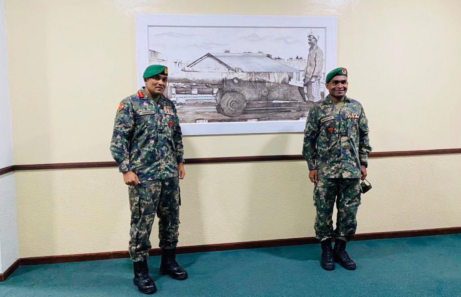 ރާއްޖެއިން އެންމެ ފުރަތަމަ ކޮވިޑް-19 ޖެހުނު މުއައްމަރު (ކ)، ޗީފް އޮފް ޑިފެންސް، ޝަމާލާ އެކު ފޮޓޯއަކަށް ހުއްޓިގެން.- ޓްވިޓާ ފޮޓޯ: މުއައްމަރު