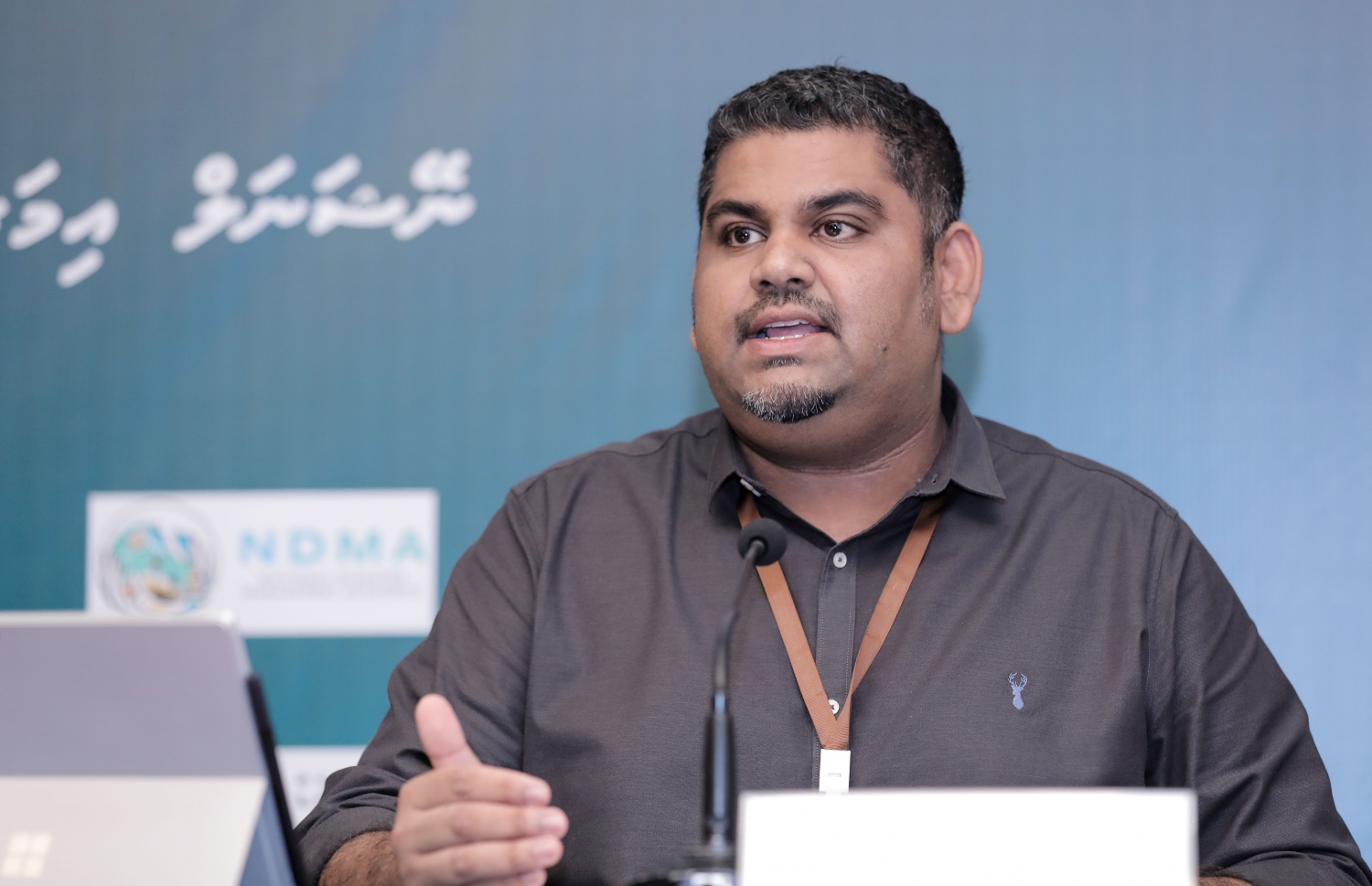 އެންއީއޯސީގެ ތަރުޖަމާން މަބްރޫކް އަޒީޒް ޕްރެެސް ބްރީފިން އެއްގައި ވާހަކަ ދައްކަވަނީ.