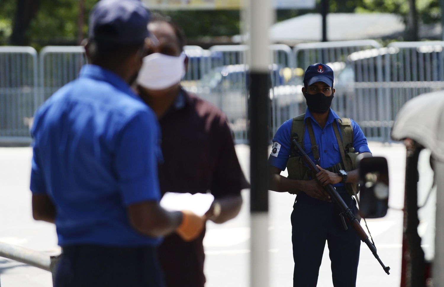 ކޮލަމްބޯ - އެޕްރީލް 29: ސްރީ ލަންކާ ލޮކްޑައުންކޮށްފައިވާ އިރު ވެރިރަށް ކޮލަމްބޯގެ ޗެކް ޕޮއިންޓެއްގައި ފުލުހުން ފޯރިމަރަނީ. --ފޮޓޯ:އޭއެފްޕީ