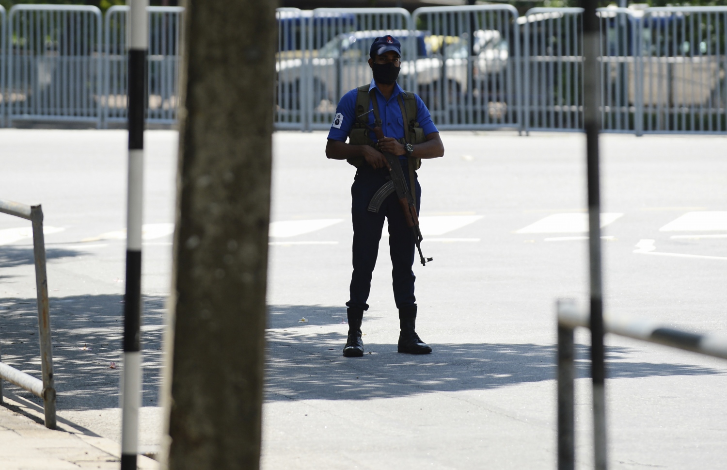 ކޮލަމްބޯ - އެޕްރީލް 29: ސްރީ ލަންކާ ލޮކްޑައުންކޮށްފައިވާ އިރު ވެރިރަށް ކޮލަމްބޯގެ ޗެކް ޕޮއިންޓެއްގައި ފުލުހުން ފޯރިމަރަނީ. --ފޮޓޯ:އޭއެފްޕީ