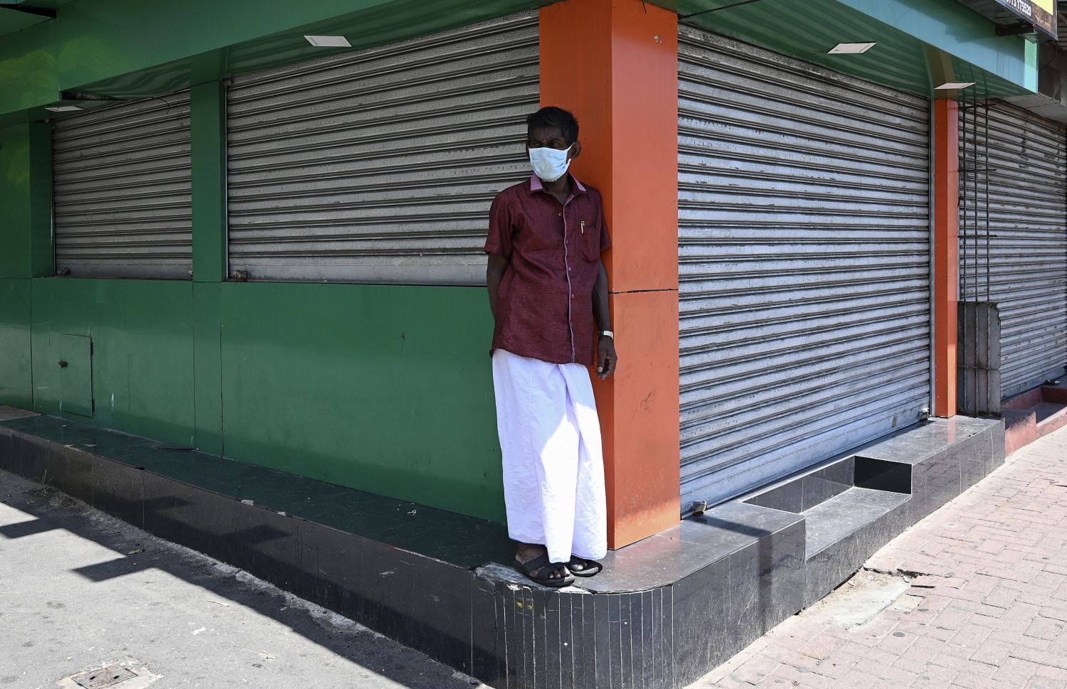 ކޮލަމްބޯ - އެޕްރީލް 29: ސްރީ ލަންކާ ލޮކްޑައުންކޮށްފައިވާ އިރު ވެރިރަށް ކޮލަމްބޯގެ ފިހާރައެއްގެ ބޭރުގައި މީހަކު މަޑުކޮށްލައިގެން. --ފޮޓޯ:އޭއެފްޕީ