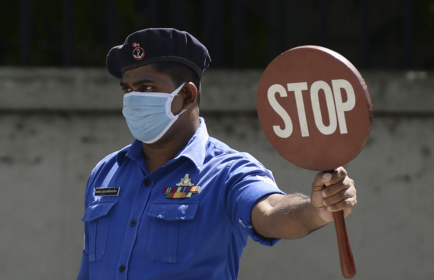 ކޮލަމްބޯ - އެޕްރީލް 29: ސްރީ ލަންކާ ލޮކްޑައުންކޮށްފައިވާ އިރު ވެރިރަށް ކޮލަމްބޯގެ ޗެކް ޕޮއިންޓެއްގައި ފުލުހުން ފޯރިމަރަނީ. --ފޮޓޯ:އޭއެފްޕީ