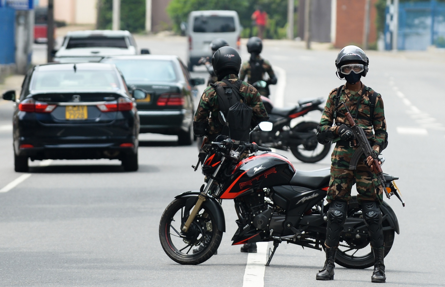 ކޮލަމްބޯ - އެޕްރީލް 29: ސްރީ ލަންކާ ލޮކްޑައުންކޮށްފައިވާ އިރު ވެރިރަށް ކޮލަމްބޯގެ ޗެކް ޕޮއިންޓެއްގައި ފުލުހުން ހަތިޔާރާ އެކު ފޯރިމަރަނީ. --ފޮޓޯ:އޭއެފްޕީ