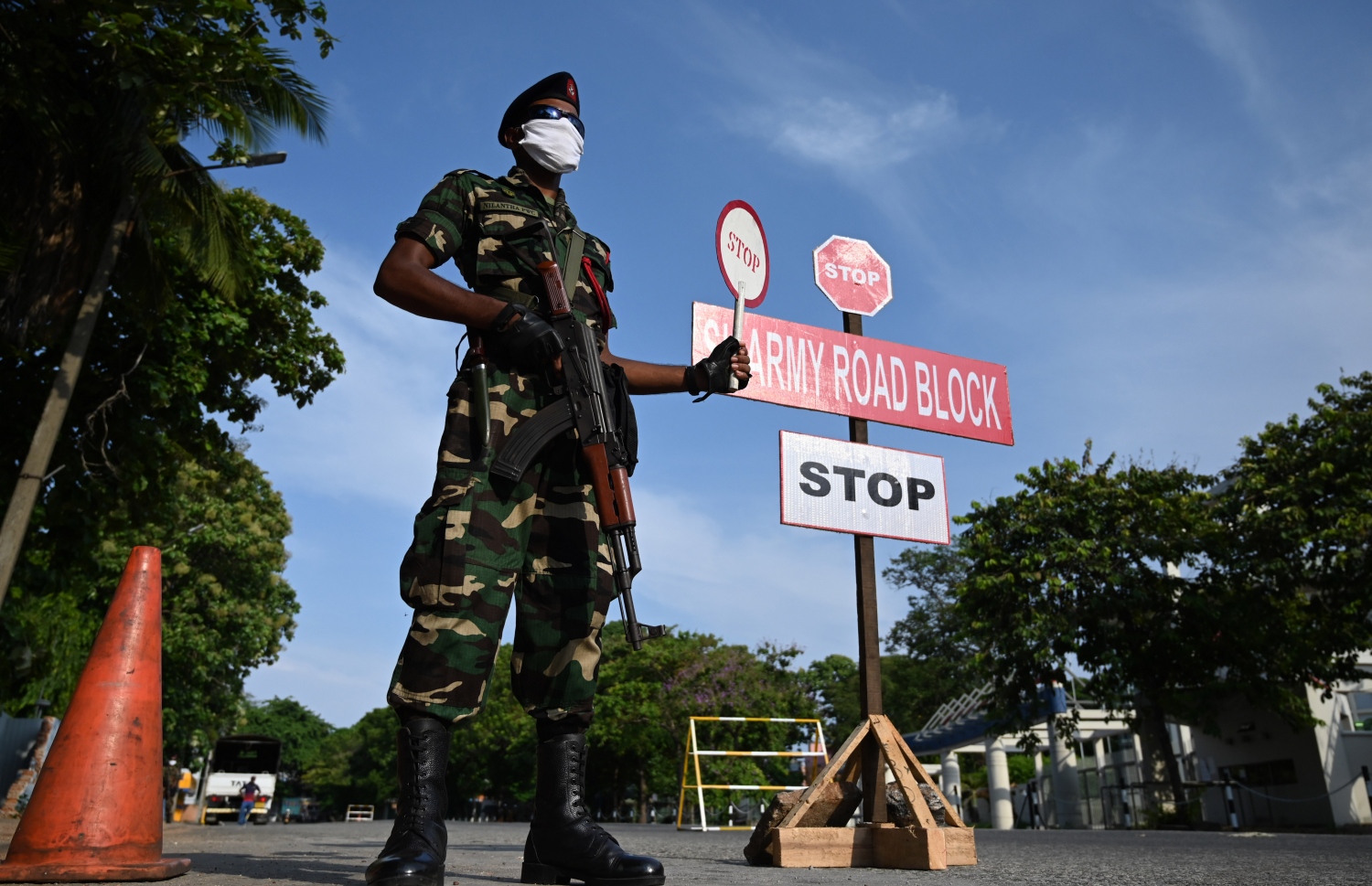 ކޮލަމްބޯ - އެޕްރީލް 29: ސްރީ ލަންކާ ލޮކްޑައުންކޮށްފައިވާ އިރު ވެރިރަށް ކޮލަމްބޯގެ ޗެކް ޕޮއިންޓެއްގައި ފުލުހުން ފޯރިމަރަނީ. --ފޮޓޯ:އޭއެފްޕީ