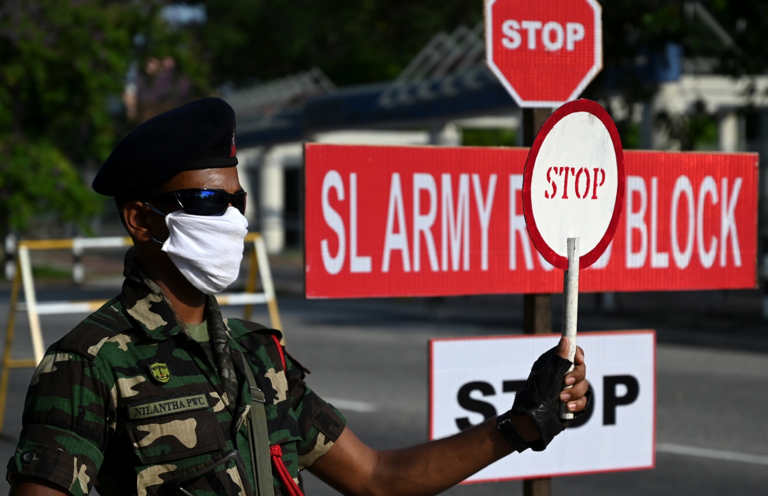 ކޮލަމްބޯ - އެޕްރީލް 29: ސްރީ ލަންކާ ލޮކްޑައުންކޮށްފައިވާ އިރު ވެރިރަށް ކޮލަމްބޯގެ ޗެކް ޕޮއިންޓެއްގައި ފުލުހުން ފޯރިމަރަނީ. --ފޮޓޯ:އޭއެފްޕީ