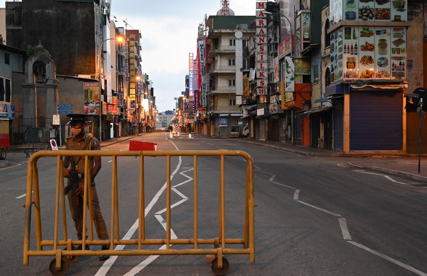 ކޮލަމްބޯ - މެއި 3: ސްރީ ލަންކާ ލޮކްޑައުންކޮށްފައިވާ އިރު ވެރިރަށް ކޮލަމްބޯގެ މަގެއްގައި ފުލުހުން ފޯރިމަރަނީ. --ފޮޓޯ:އޭއެފްޕީ