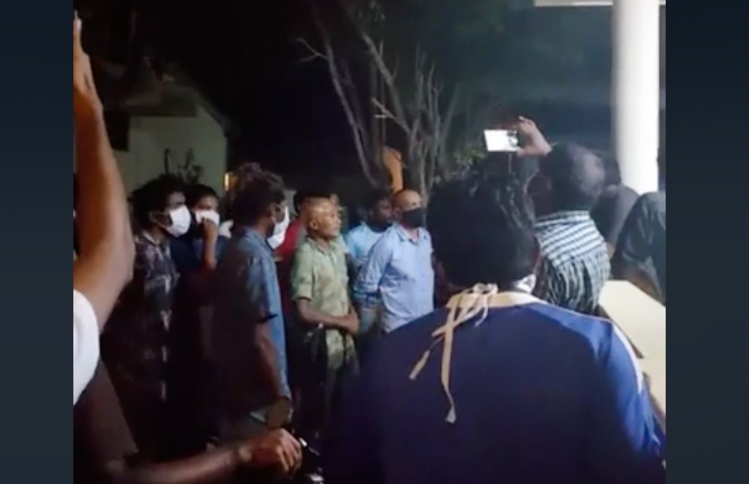 ތުލުސްދޫން ކޮވިޑް-19 ގެ އިތުރު މީހުން ފެނި، ރަށް ބަންދުކުރުން ދިގުލައިގެންދާތީ އެ ރަށުގެ ސިއްހީ މަރުކަޒު ކައިރީގައި މިރޭ މުޒާހަރާ ކުރަނީ.