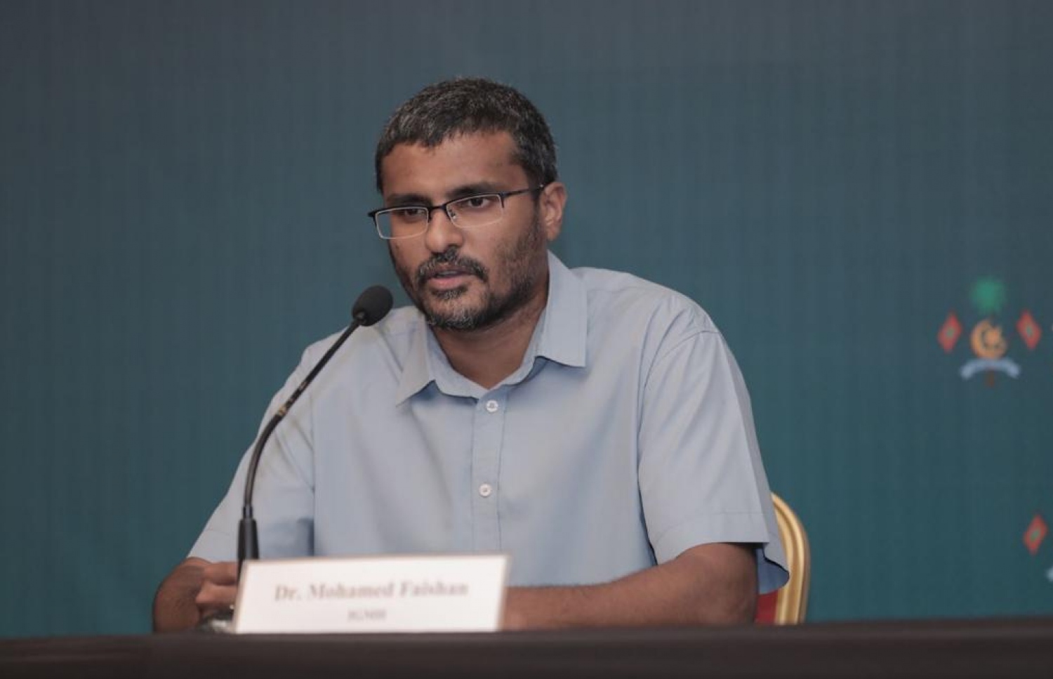 މިއަދުގެ މެންދުރުގެ މީޑިއާ ބްރީފިންގައި ޑރ. ފައިޝަމް ވާހަކަ ދައްކަވަނީ.