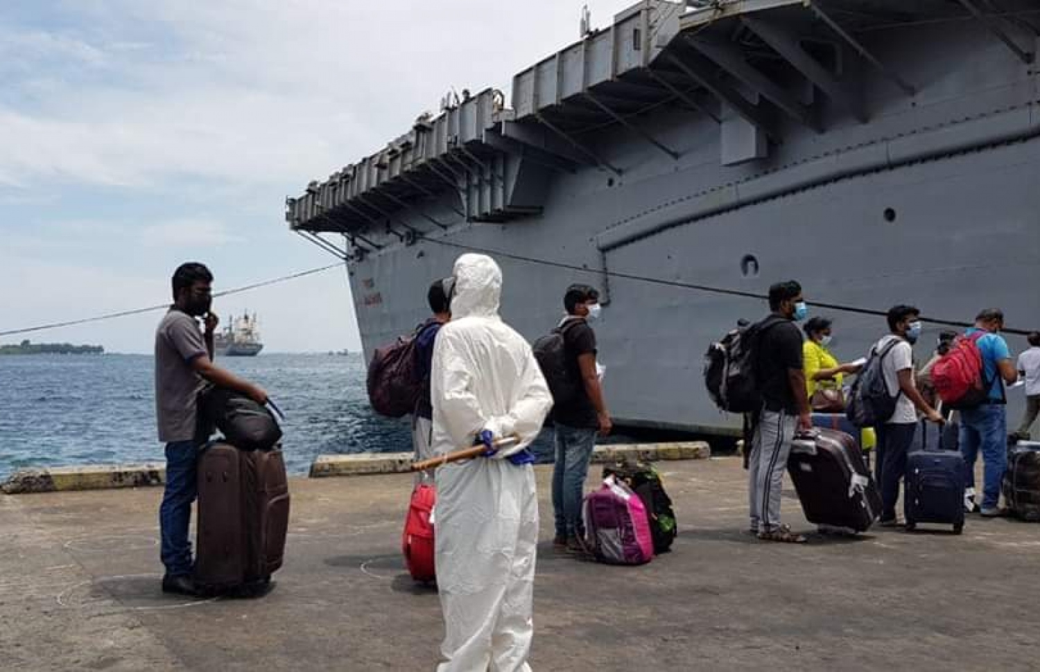 މަނަވަރަށް އަރުވަން، މީހުން ދުރުދުރުގައި ކިޔޫ ހަދައިފައި: މި މަނަވަރުގައި 700 އަށް ވުރެ ގިނަ މީހުން ގެންދޭ-- ފޮޓޯ: އެމްޕީއެލް