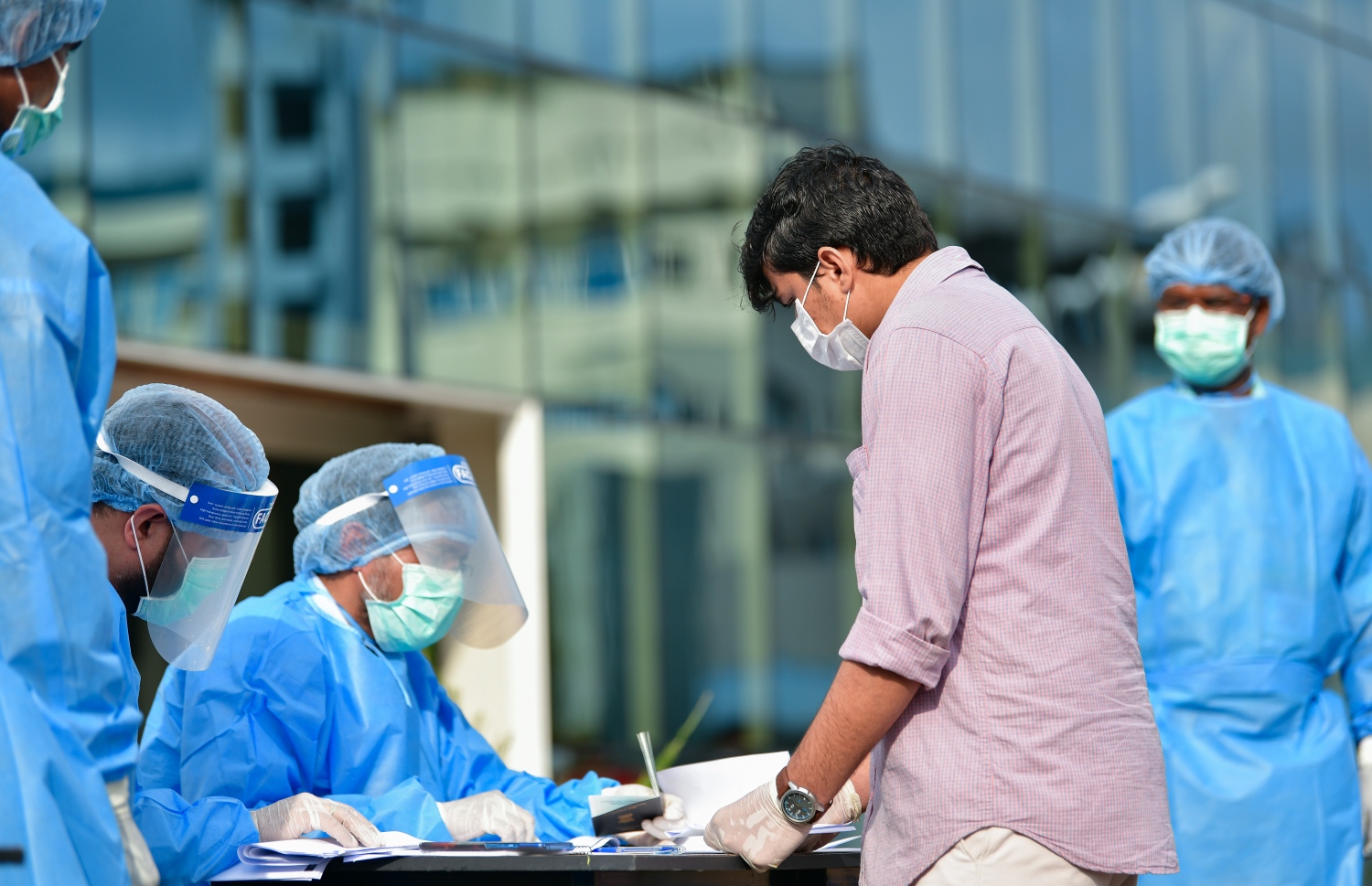 މޭ 8، 2020- ކޮވިޑް-19 އާ ގުޅިގެން ރާއްޖޭގައި ތާށިވެފައި ތިބި އިންޑިއާގެ މީހުން އަނބުރާ ގައުމަށް ގެންދިއުމުގެ ކުރިން އިމިގްރޭޝަންގެ ކަންކަން ނިންމުމަށް ވެލާނާ އިންޓަނޭޝަނަލް އެއާޕޯޓަށް ގެންގޮސްދިނުމުގައި އެހީތެރިވި މީހުން ރައްކާތެރިކަމުގެ ޚާއްސަ ހެދުމުގައި: އެ މީހުން ބަލާ ރާއްޖެ އައި އިންޑިއާގެ ޚާއްސަ މަނަވަރުގައި 698 މީހަކު ގެންދިޔަ.---ފޮޓޯ: އަހުމަދު އަވްޝަން/މިހާރު