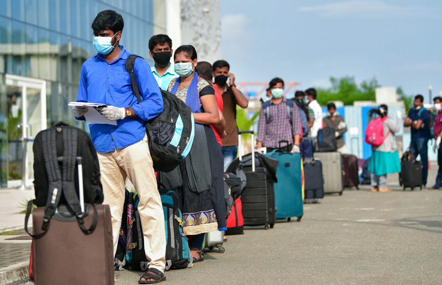 މޭ 8، 2020- ކޮވިޑް-19 އާ ގުޅިގެން ރާއްޖޭގައި ތާށިވެފައި ތިބި އިންޑިއާގެ މީހުން އަނބުރާ ގައުމަށް ގެންދިއުމުގެ ކުރިން އިމިގްރޭޝަންގެ ކަންކަން ނިންމުމަށް ވެލާނާ އިންޓަނޭޝަނަލް އެއާޕޯޓަށް ދާން ތައްޔާރުވެގެން: އެ މީހުން ބަލާ ރާއްޖެ އައި އިންޑިއާގެ ޚާއްސަ މަނަވަރުގައި 698 މީހަކު ގެންދިޔަ.---ފޮޓޯ: އަހުމަދު އަވްޝަން/މިހާރު