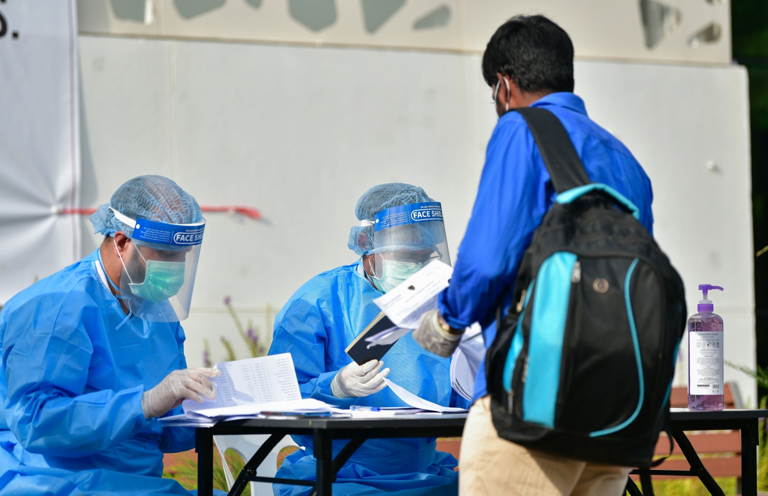 މޭ 8، 2020- ކޮވިޑް-19 އާ ގުޅިގެން ރާއްޖޭގައި ތާށިވެފައި ތިބި އިންޑިއާގެ މީހުން އަނބުރާ ގައުމަށް ގެންދިއުމުގެ ކުރިން އިމިގްރޭޝަންގެ ކަންކަން ނިންމުމަށް ވެލާނާ އިންޓަނޭޝަނަލް އެއާޕޯޓަށް ގެންގޮސްދިނުމުގައި އެހީތެރިވި މީހުން ރައްކާތެރިކަމުގެ ޚާއްސަ ހެދުމުގައި: އެ މީހުން ބަލާ ރާއްޖެ އައި އިންޑިއާގެ ޚާއްސަ މަނަވަރުގައި 698 މީހަކު ގެންދިޔަ.---ފޮޓޯ: އަހުމަދު އަވްޝަން/މިހާރު