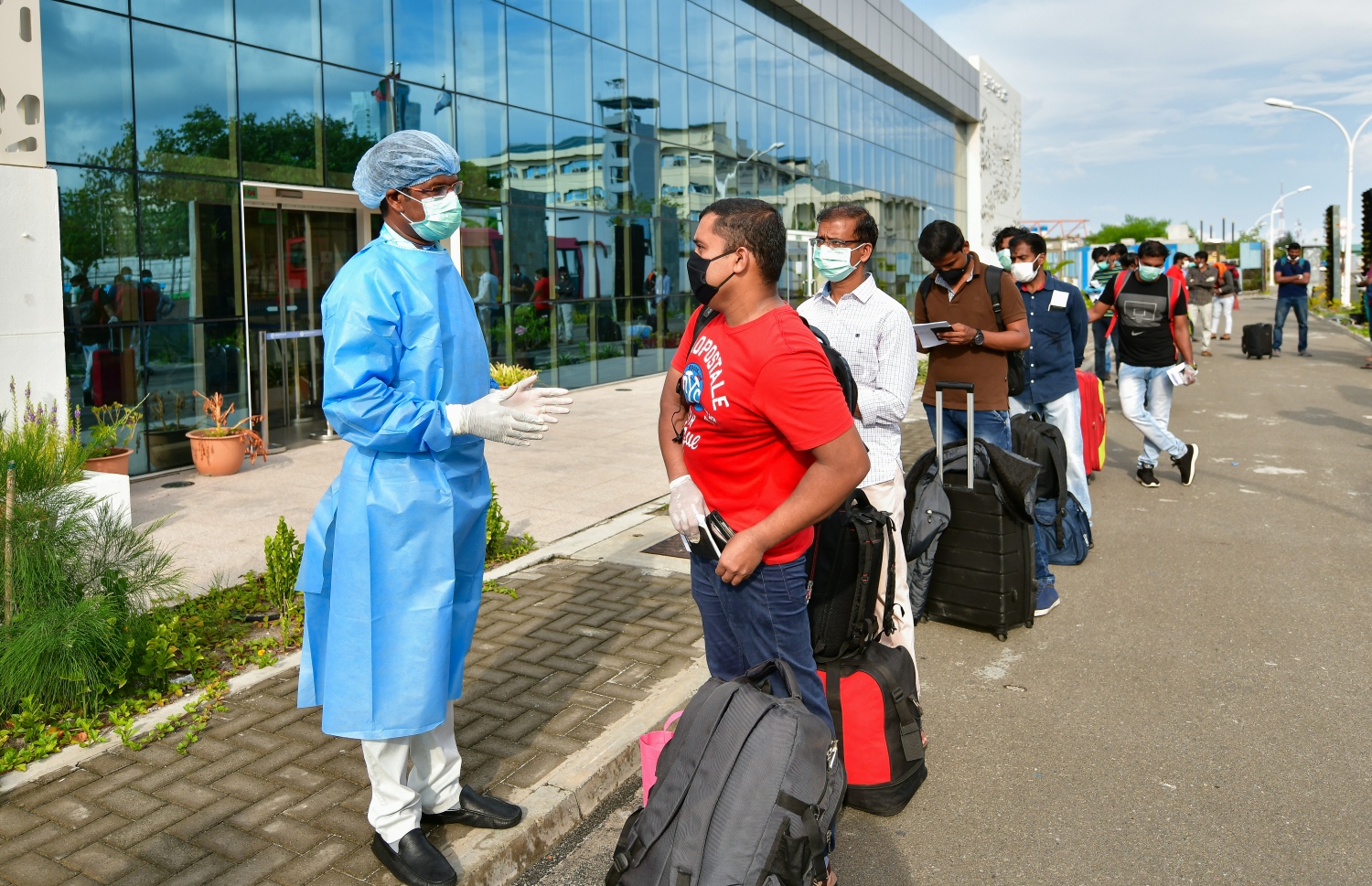 މޭ 8، 2020- ކޮވިޑް-19 އާ ގުޅިގެން ރާއްޖޭގައި ތާށިވެފައި ތިބި އިންޑިއާގެ މީހުން އަނބުރާ ގައުމަށް ގެންދިއުމުގެ ކުރިން އިމިގްރޭޝަންގެ ކަންކަން ނިންމުމަށް ވެލާނާ އިންޓަނޭޝަނަލް އެއާޕޯޓަށް ދާން ތައްޔާރުވެގެން: އެ މީހުން ބަލާ ރާއްޖެ އައި އިންޑިއާގެ ޚާއްސަ މަނަވަރުގައި 698 މީހަކު ގެންދިޔަ.---ފޮޓޯ: އަހުމަދު އަވްޝަން/މިހާރު