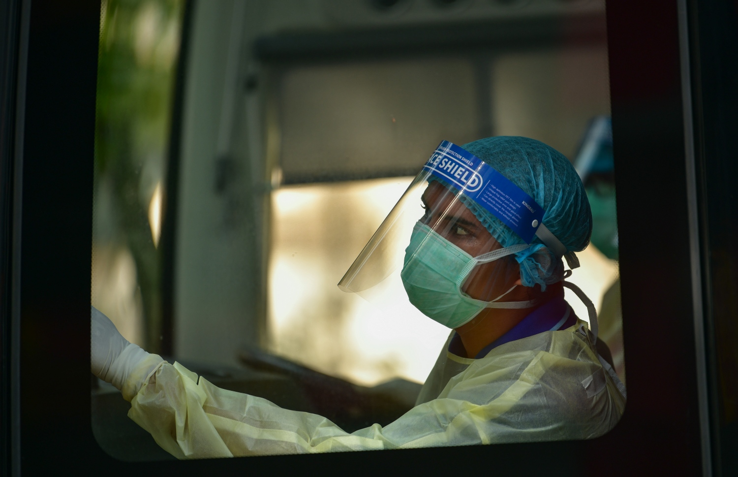 މޭ 8، 2020- ކޮވިޑް-19 އާ ގުޅިގެން ރާއްޖޭގައި ތާށިވެފައި ތިބި އިންޑިއާގެ މީހުން އަނބުރާ ގައުމަށް ގެންދިއުމުގެ ކުރިން އިމިގްރޭޝަންގެ ކަންކަން ނިންމުމަށް އެމްޕީއެލްގެ ބަހުގައި ވެލާނާ އިންޓަނޭޝަނަލް އެއާޕޯޓަށް ގެންދަނީ: އިންޑިއާ އިން ޚާއްސަ މަނަވަރުގައި އިންޑިއާގެ 698 މީހަކު ގެންދިޔަ.---ފޮޓޯ: އަހުމަދު އަވްޝަން/މިހާރު