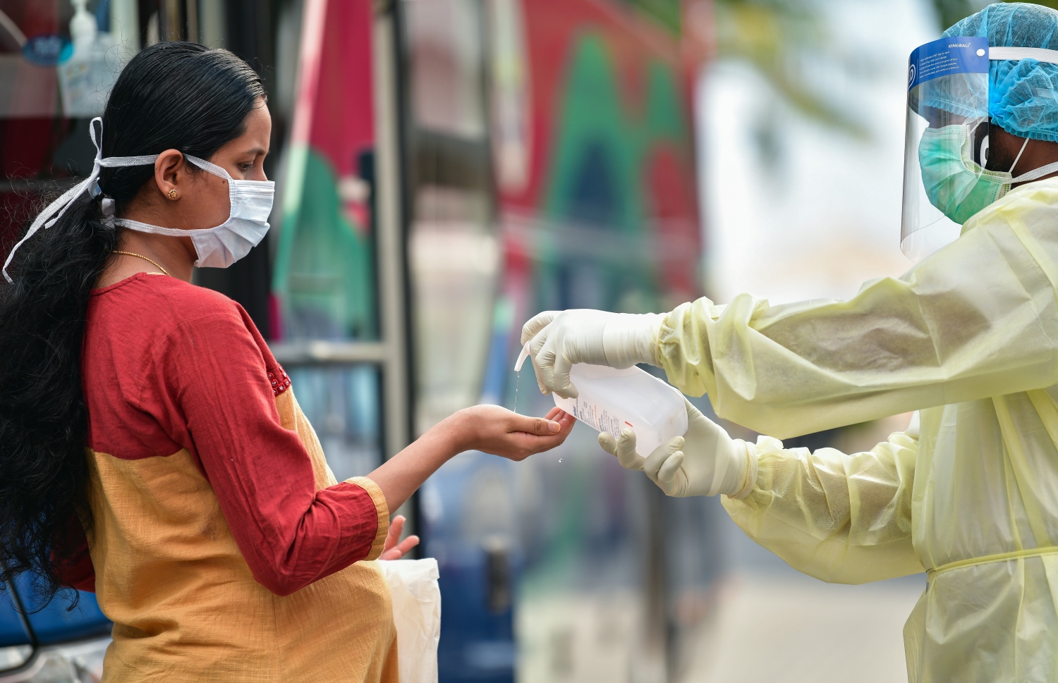 މޭ 8، 2020- ކޮވިޑް-19 އާ ގުޅިގެން ރާއްޖޭގައި ތާށިވެފައި ތިބި އިންޑިއާގެ މީހުން އަނބުރާ ގައުމަށް ގެންދިއުމުގެ ކުރިން އިމިގްރޭޝަންގެ ކަންކަން ނިންމުމަށް އެމްޕީއެލްގެ ބަހުގައި ވެލާނާ އިންޓަނޭޝަނަލް އެއާޕޯޓަށް ގެންދާއިރު، ބަހަށް އަރާ މީހުން ސެނިޓައިޒް ކުރަނީ: އެ މީހުން ބަލާ އައި އިންޑިއާގެ މަނަވަރުގައި 698 މީހަކު ގެންދިޔަ.---ފޮޓޯ: އަހުމަދު އަވްޝަން/މިހާރު