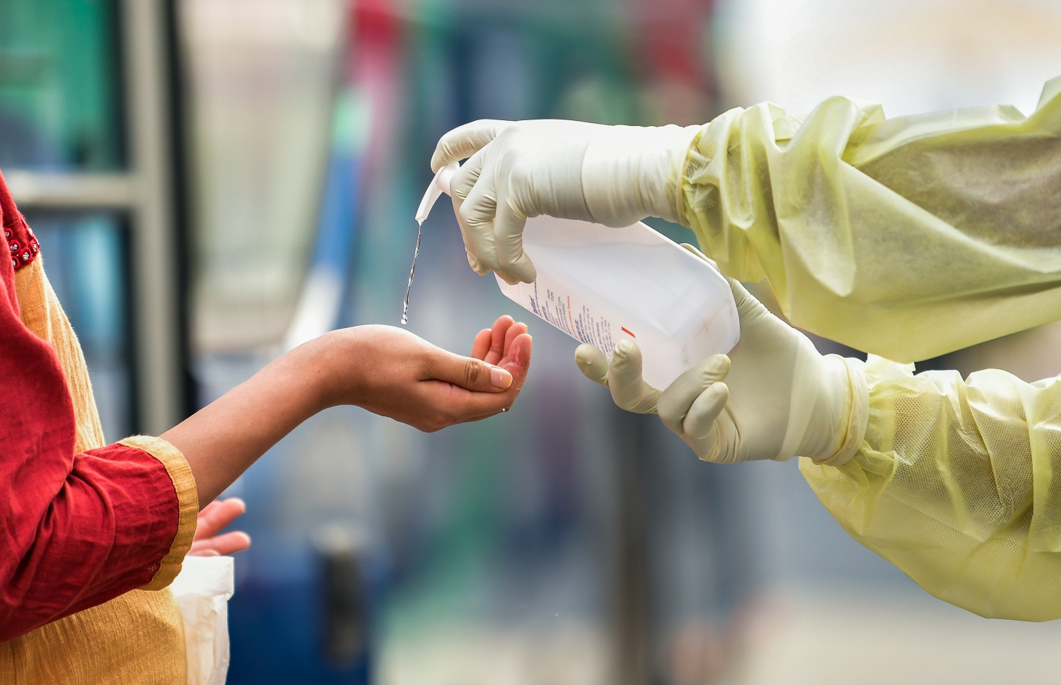 މޭ 8، 2020- ކޮވިޑް-19 އާ ގުޅިގެން ރާއްޖޭގައި ތާށިވެފައި ތިބި އިންޑިއާގެ މީހުން އަނބުރާ ގައުމަށް ގެންދިއުމުގެ ކުރިން އިމިގްރޭޝަންގެ ކަންކަން ނިންމުމަށް އެމްޕީއެލްގެ ބަހުގައި ވެލާނާ އިންޓަނޭޝަނަލް އެއާޕޯޓަށް ގެންދާއިރު، ބަހަށް އަރާ މީހުން ސެނިޓައިޒް ކުރަނީ: އެ މީހުން ބަލާ އައި އިންޑިއާގެ މަނަވަރުގައި 698 މީހަކު ގެންދިޔަ.---ފޮޓޯ: އަހުމަދު އަވްޝަން/މިހާރު