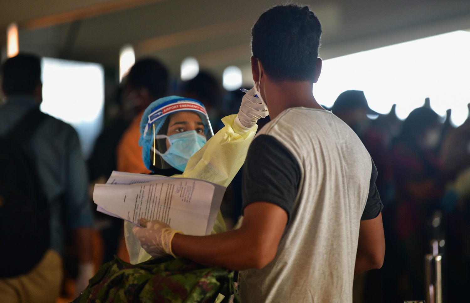 މޭ 8، 2020- ކޮވިޑް-19 އާ ގުޅިގެން ރާއްޖޭގައި ތާށިވެފައި ތިބި އިންޑިއާގެ މީހުން އަނބުރާ ގައުމަށް ގެންދިއުމުގެ ކުރިން އިމިގްރޭޝަންގެ ކަންކަން ނިންމުމަށް ވެލާނާ އިންޓަނޭޝަނަލް އެއާޕޯޓުގައި: އެ މީހުން ބަލާ ރާއްޖެ އައި އިންޑިއާގެ ޚާއްސަ މަނަވަރުގައި 698 މީހަކު ގެންދިޔަ.---ފޮޓޯ: އަހުމަދު އަވްޝަން/މިހާރު