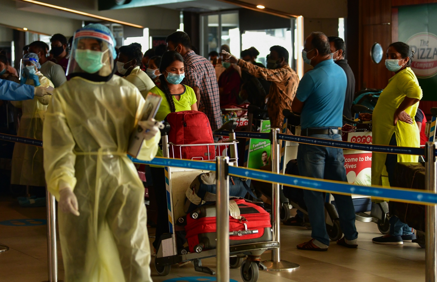 މޭ 8، 2020- ކޮވިޑް-19 އާ ގުޅިގެން ރާއްޖޭގައި ތާށިވެފައި ތިބި އިންޑިއާގެ މީހުން އަނބުރާ ގައުމަށް ގެންދިއުމުގެ ކުރިން އިމިގްރޭޝަންގެ ކަންކަން ނިންމުމަށް ވެލާނާ އިންޓަނޭޝަނަލް އެއާޕޯޓުގައި: އެ މީހުން ބަލާ ރާއްޖެ އައި އިންޑިއާގެ ޚާއްސަ މަނަވަރުގައި 698 މީހަކު ގެންދިޔަ.---ފޮޓޯ: އަހުމަދު އަވްޝަން/މިހާރު