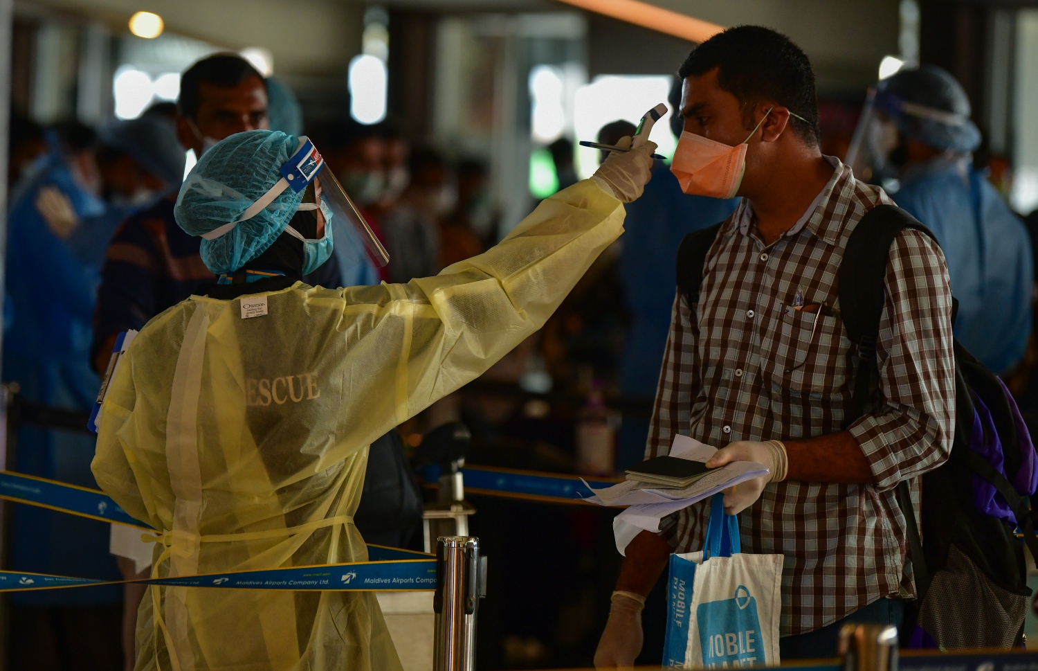 މޭ 8، 2020- ކޮވިޑް-19 އާ ގުޅިގެން ރާއްޖޭގައި ތާށިވެފައި ތިބި އިންޑިއާގެ މީހުން އަނބުރާ ގައުމަށް ގެންދިއުމުގެ ކުރިން އިމިގްރޭޝަންގެ ކަންކަން ނިންމުމަށް ވެލާނާ އިންޓަނޭޝަނަލް އެއާޕޯޓުގައި: އެ މީހުން ބަލާ ރާއްޖެ އައި އިންޑިއާގެ ޚާއްސަ މަނަވަރުގައި 698 މީހަކު ގެންދިޔަ.---ފޮޓޯ: އަހުމަދު އަވްޝަން/މިހާރު