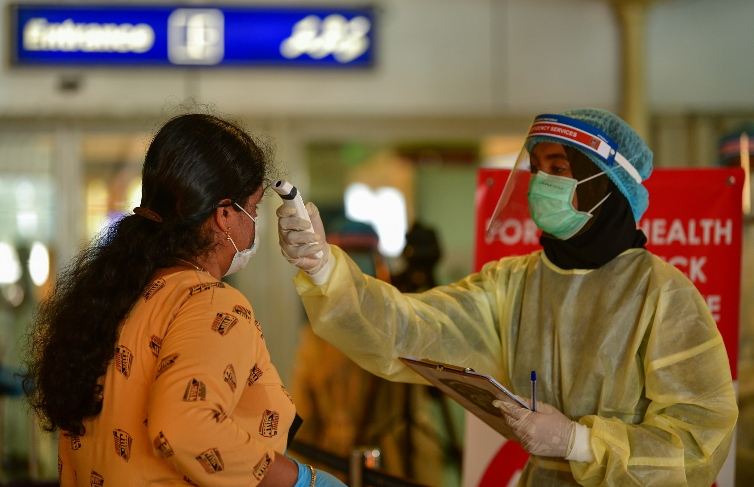 މޭ 8، 2020- ކޮވިޑް-19 އާ ގުޅިގެން ރާއްޖޭގައި ތާށިވެފައި ތިބި އިންޑިއާގެ މީހުން އަނބުރާ ގައުމަށް ގެންދިއުމުގެ ކުރިން އިމިގްރޭޝަންގެ ކަންކަން ނިންމުމަށް ވެލާނާ އިންޓަނޭޝަނަލް އެއާޕޯޓުގައި: އެ މީހުން ބަލާ ރާއްޖެ އައި އިންޑިއާގެ ޚާއްސަ މަނަވަރުގައި 698 މީހަކު ގެންދިޔަ.---ފޮޓޯ: އަހުމަދު އަވްޝަން/މިހާރު