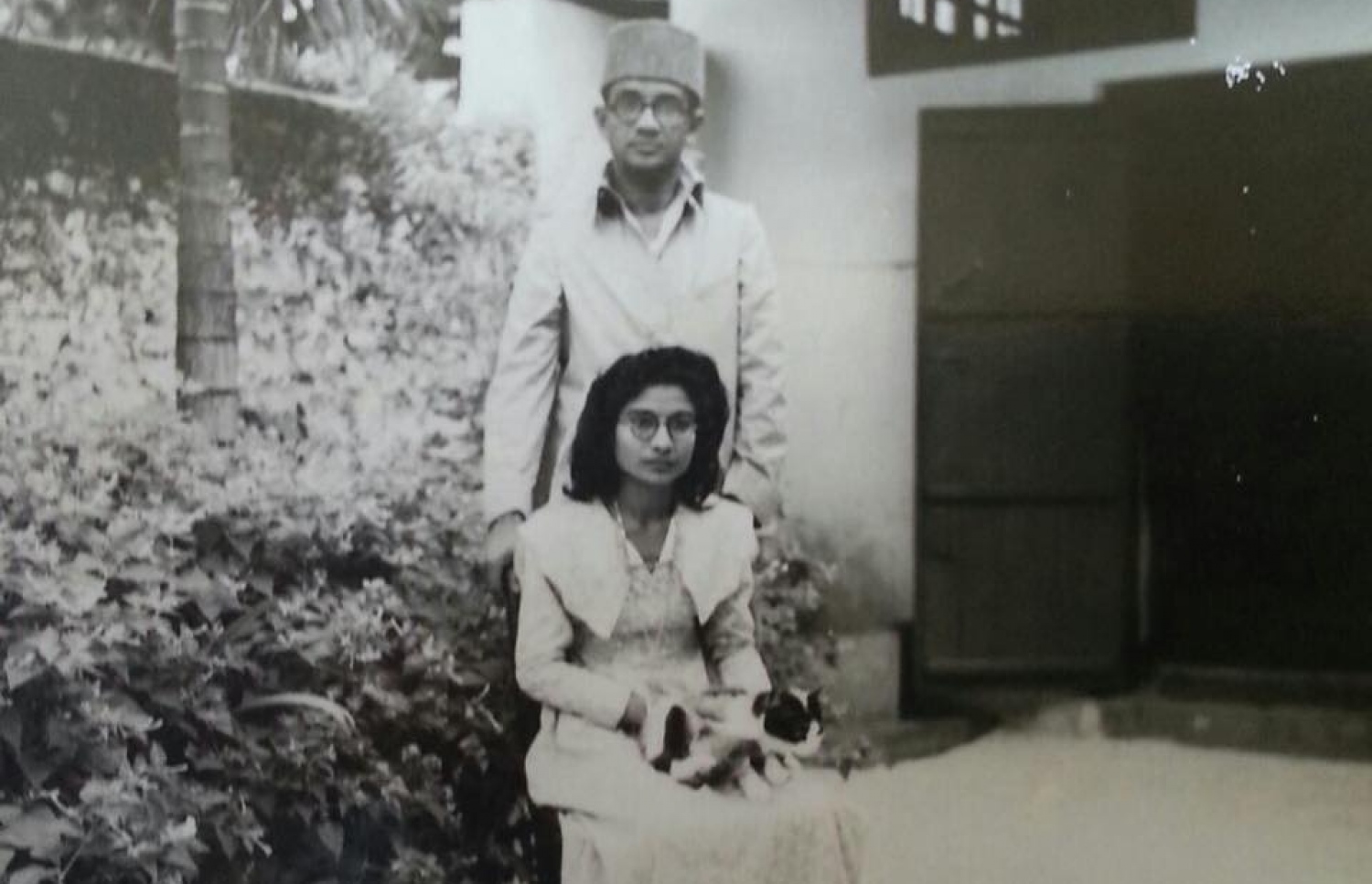 އަމީނާގެ ބައްޕަ މުހައްމަދު އަމީން އަދި މަންމަ ފާތިމަތު ސައީދު (ގެންގުޅުއްވާ ބުޅާ އުނގުގައި): އަމީނާ އަކީ ވެސް ބުޅާ ގެންގުޅުއްވި ބޭފުޅެއް، އަވަހާރަވީ އިރު 23 ބުޅާ ގެންގުޅުއްވި. --ފޮޓޯ: ވޮނަދަނަ ރާއްޖެ