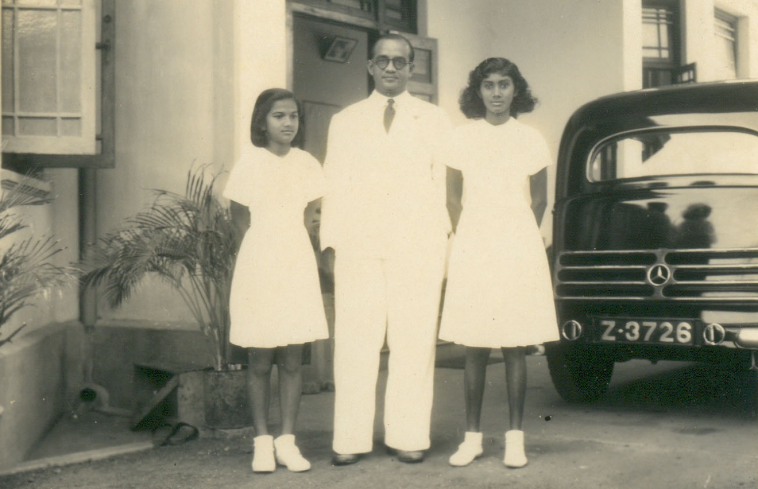 އަމީނާ (ވ) ބައްޕަ މުހައްމަދު އަމީން (މ) އަދި ޖަމީލާ އިބްރާހިމް ދީދީއާ އެކު ސްރީ ލަންކާގައި ކިޔަވަން ހުންނެވި ދުވަސްވަރުގެ ފޮޓޯއެއް. --ފޮޓޯ: ވޮނަދަނަ ރާއްޖެ.