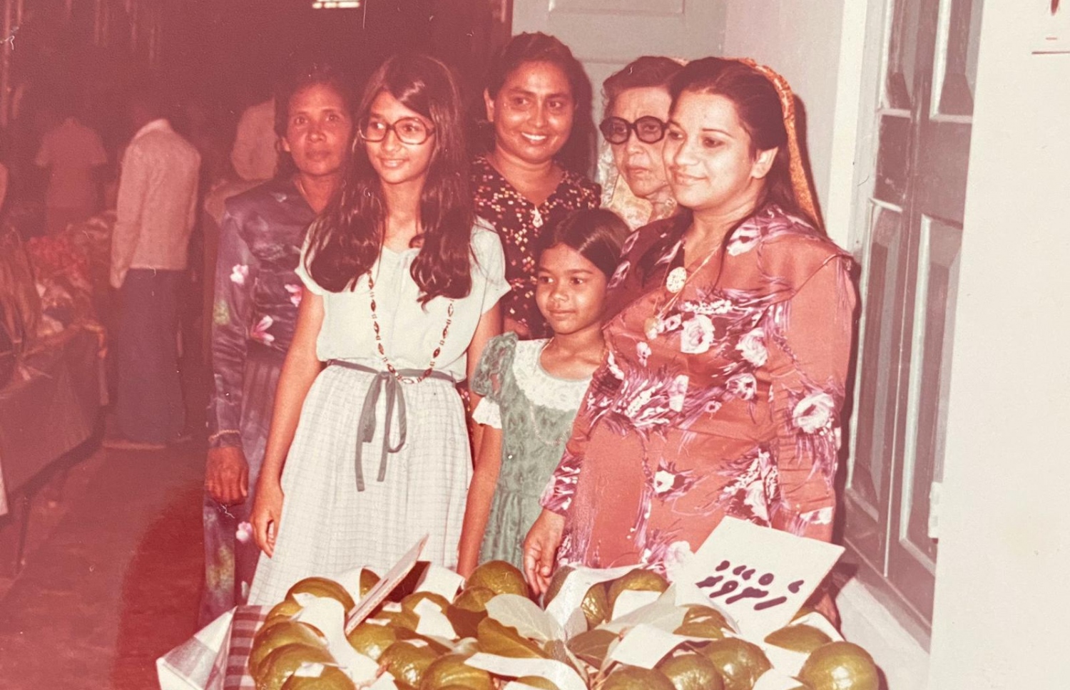 އަމީނާ (ކ) އޭނާގެ ދެ ބޭފުޅުން ކަމަށްވާ ފަރަހަނާޒް (ވ2-) އަދި ޝުވޭކާރު (ކ-2) އާ އެކު ކާބޯތަކެތީގެ މައުޒަރެއްގައި.